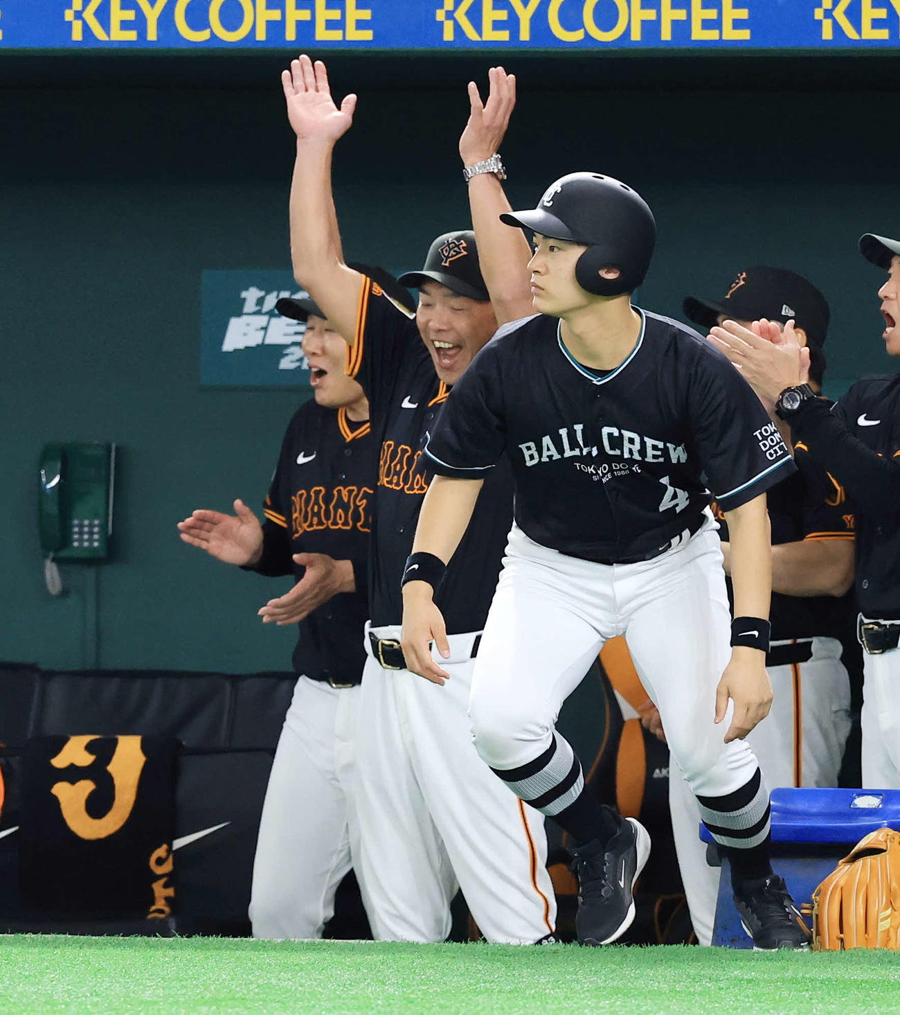 巨人対中日　5回裏巨人2死一、三塁、リチャードが逆転3点本塁打を放ちバンザイで喜ぶ阿部監督（撮影・浅見桂子）