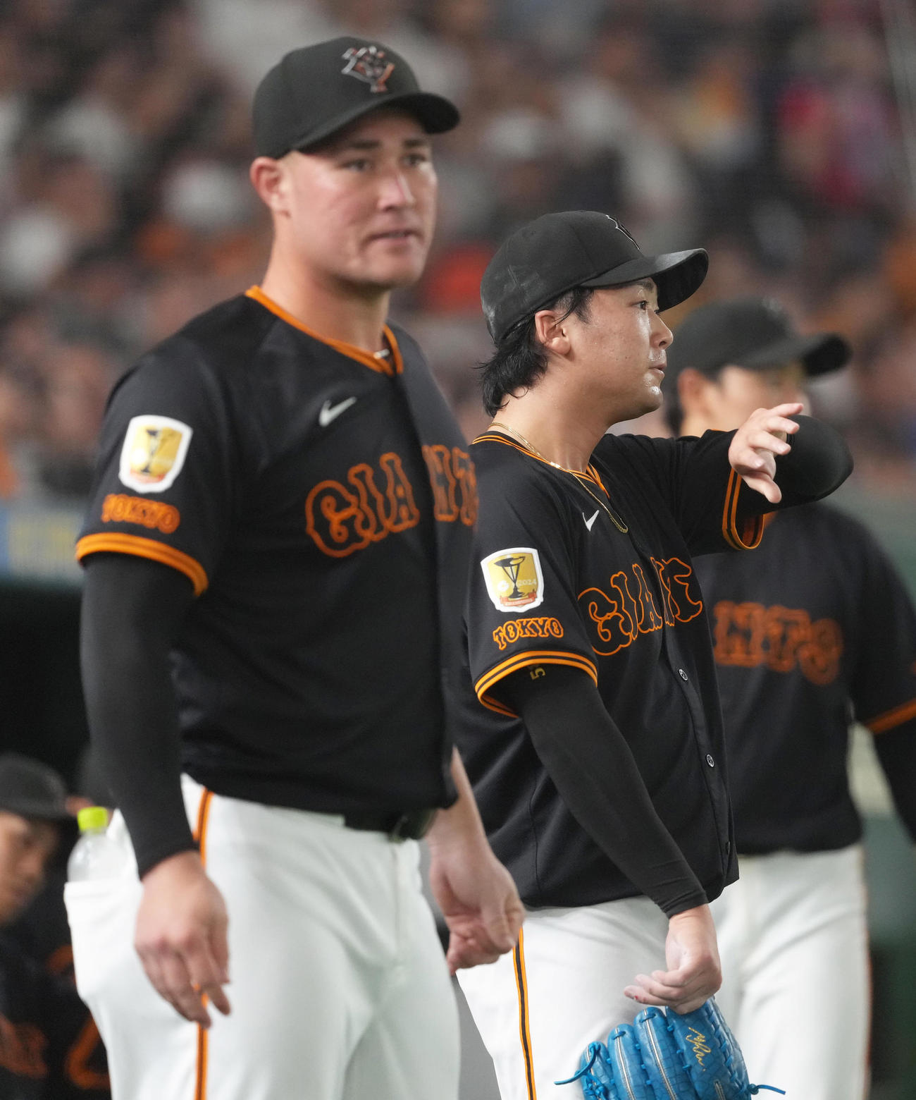 巨人対中日　7回表中日板山に2点本塁打を許した船迫（右）は厳しい表情でベンチに戻る。左はリチャード（撮影・足立雅史）