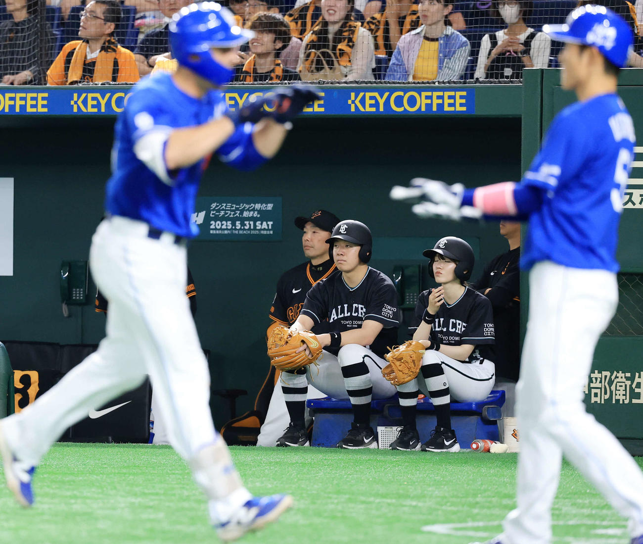 巨人対中日　8回表中日無死一塁、ボスラー（手前左）に2点本塁打を許し、厳しい表情の阿部監督（中央奥）（撮影・浅見桂子）