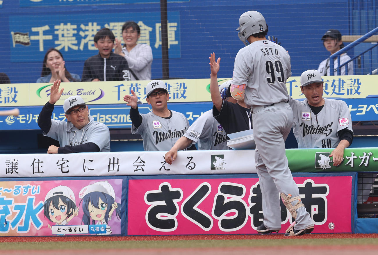 ロッテ対日本ハム　9回裏ロッテ2死、ソロ本塁打を放ち吉井監督（左端）に出迎えられるソト（撮影・水谷安孝）