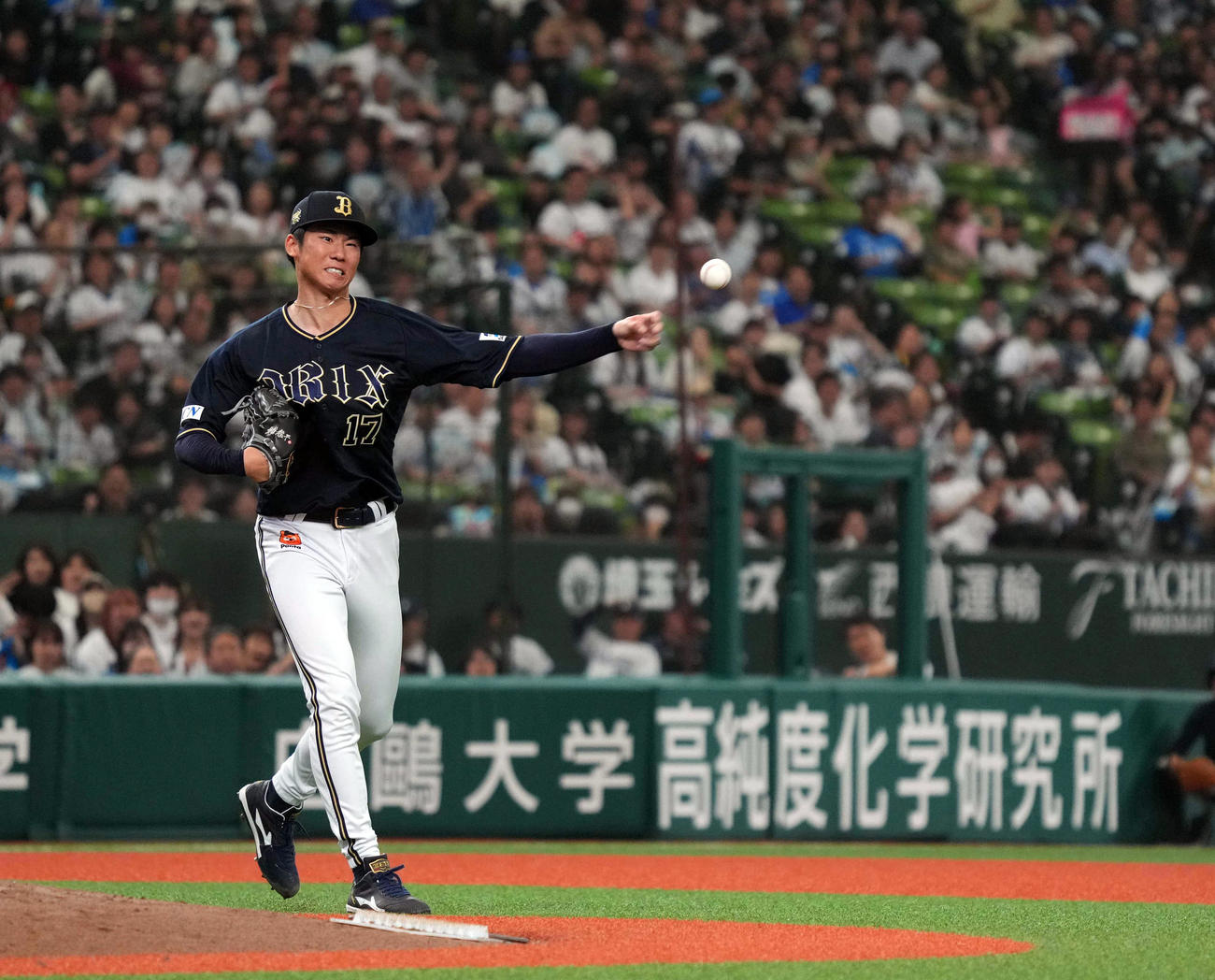 西武対オリックス　6回裏西武2死三塁、渡部の投ゴロを好捕し、力強く一塁へ送球する曽谷（撮影・狩俣裕三）