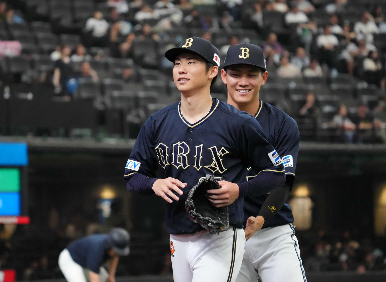西武対オリックス　6回裏を抑え、笑顔でベンチに戻る曽谷（左）（撮影・狩俣裕三）