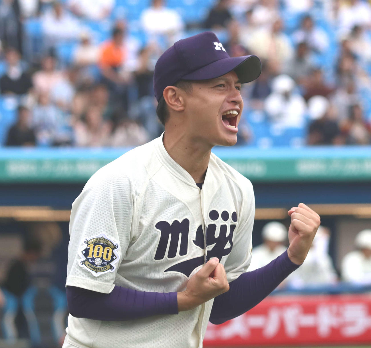 早大対明大　試合が終了し喜びながら整列に向かう明大・毛利（撮影・寺本吏輝）