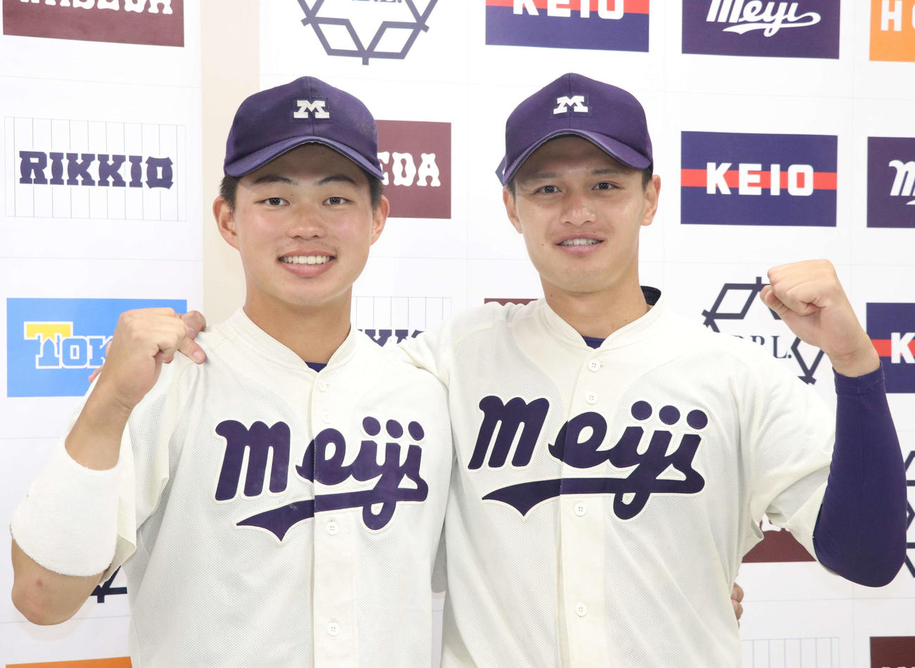 早大対明大　ヒーローインタビューで肩を組みガッツポーズをする榊原（左）と毛利（右）（撮影・寺本吏輝）