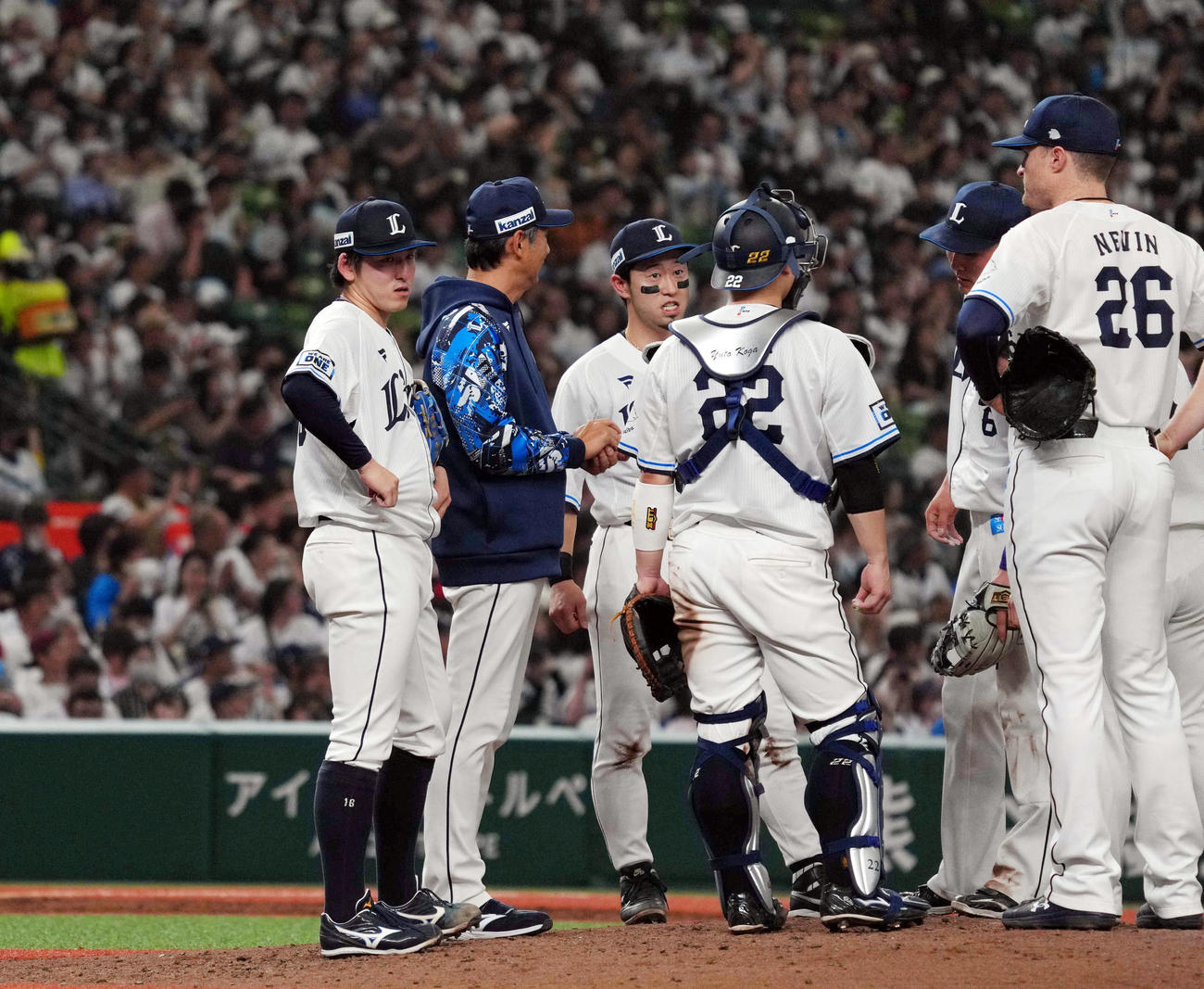 西武対オリックス　9回表途中、西口監督（左から2人目）から降板を告げられる隅田（左端）（撮影・狩俣裕三）