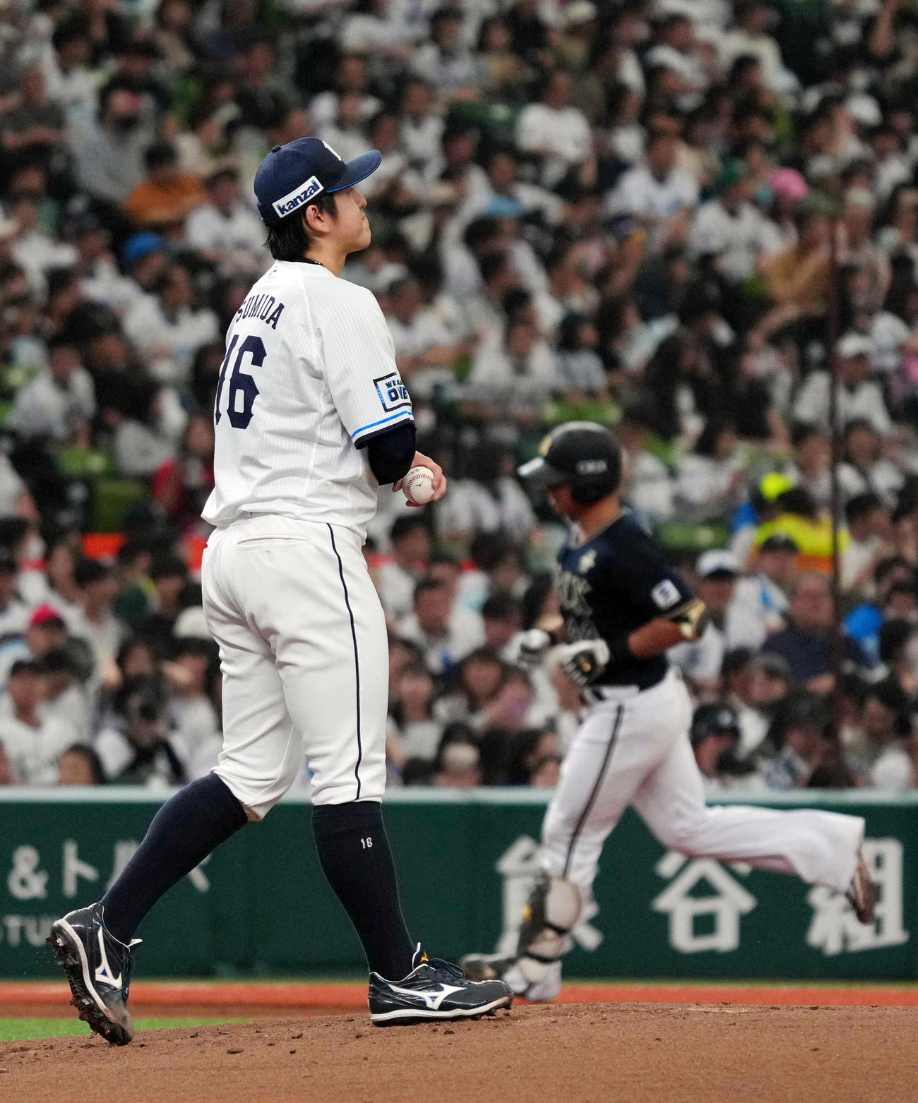 西武対オリックス　2回表オリックス無死、頓宮（後方）にソロ本塁打を打たれる隅田（撮影・狩俣裕三）