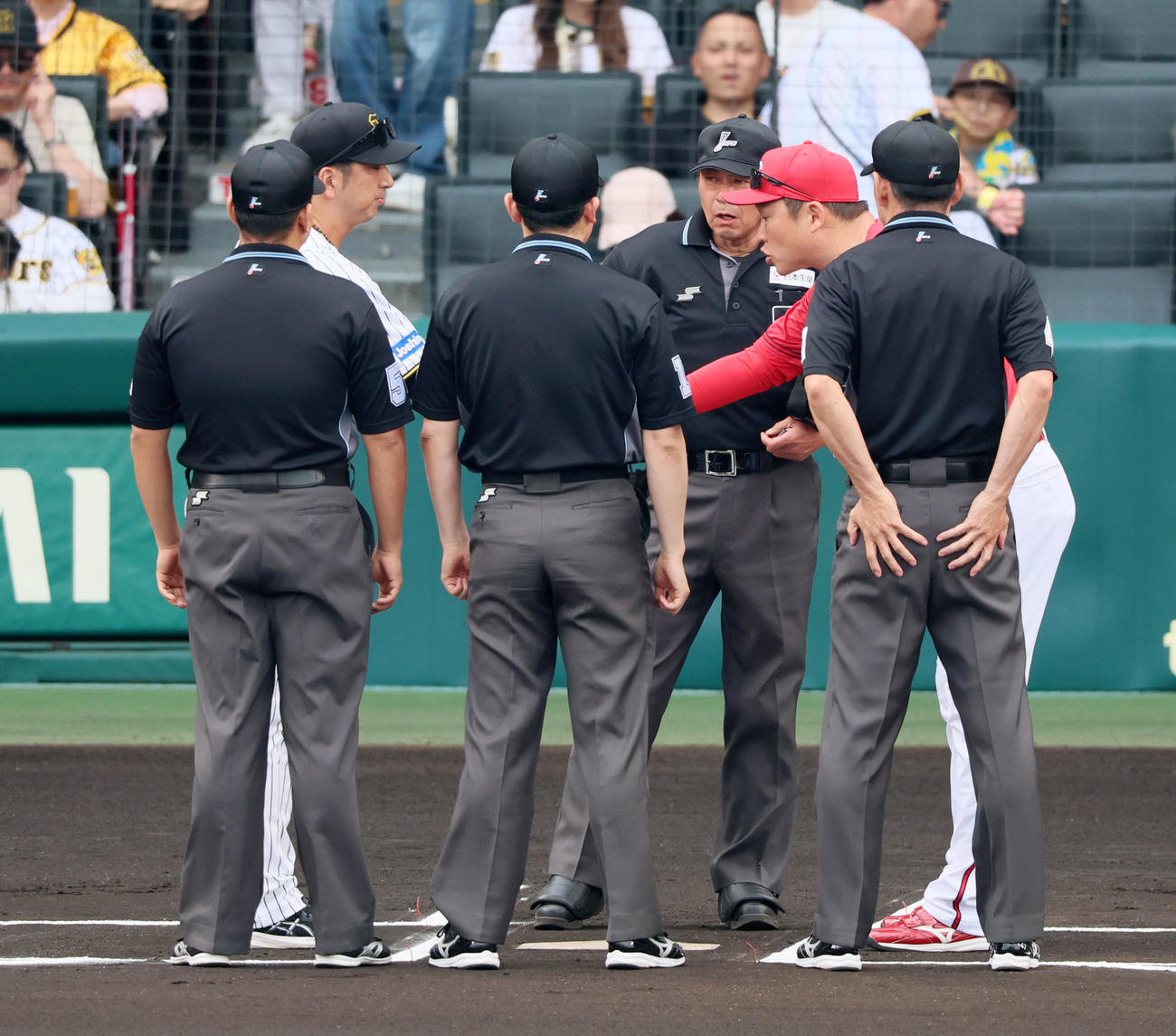 阪神対広島　メンバー表の最終確認で握手する阪神藤川監督（左）と広島新井監督（撮影・加藤哉）