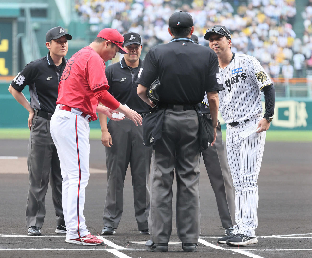 17日、メンバー確認で新井監督（左）と目を合わさず、前日とは逆に先に引き揚げる藤川監督