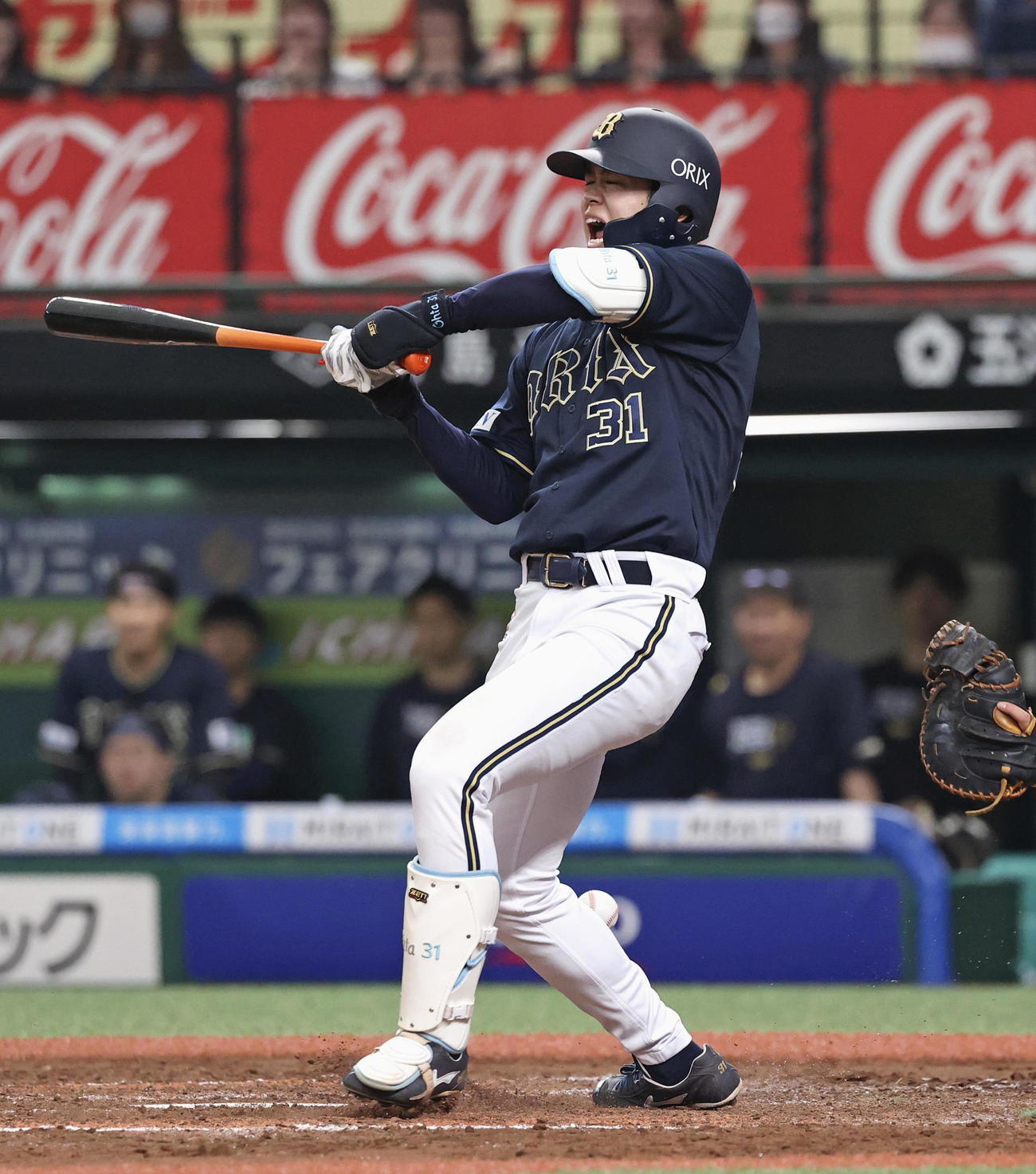 9回オリックス1死満塁、太田が勝ち越しとなる押し出し死球を受ける（共同）