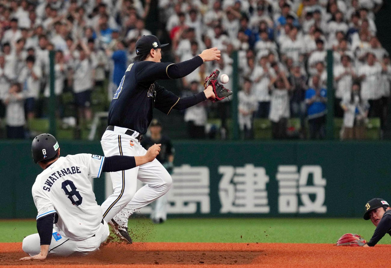 西武対オリックス　4回裏西武1死一塁、ネビンの二ゴロを好捕し、グラブトスで紅林（中央）へ送球する太田（右）。左は一塁走者渡部（撮影・狩俣裕三）