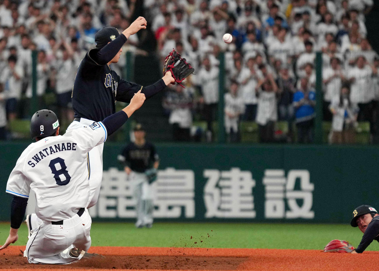 西武対オリックス　4回裏西武1死一塁、ネビンの二ゴロを好捕し、グラブトスで紅林（中央）へ送球する太田（右）。左は一塁走者渡部（撮影・狩俣裕三）
