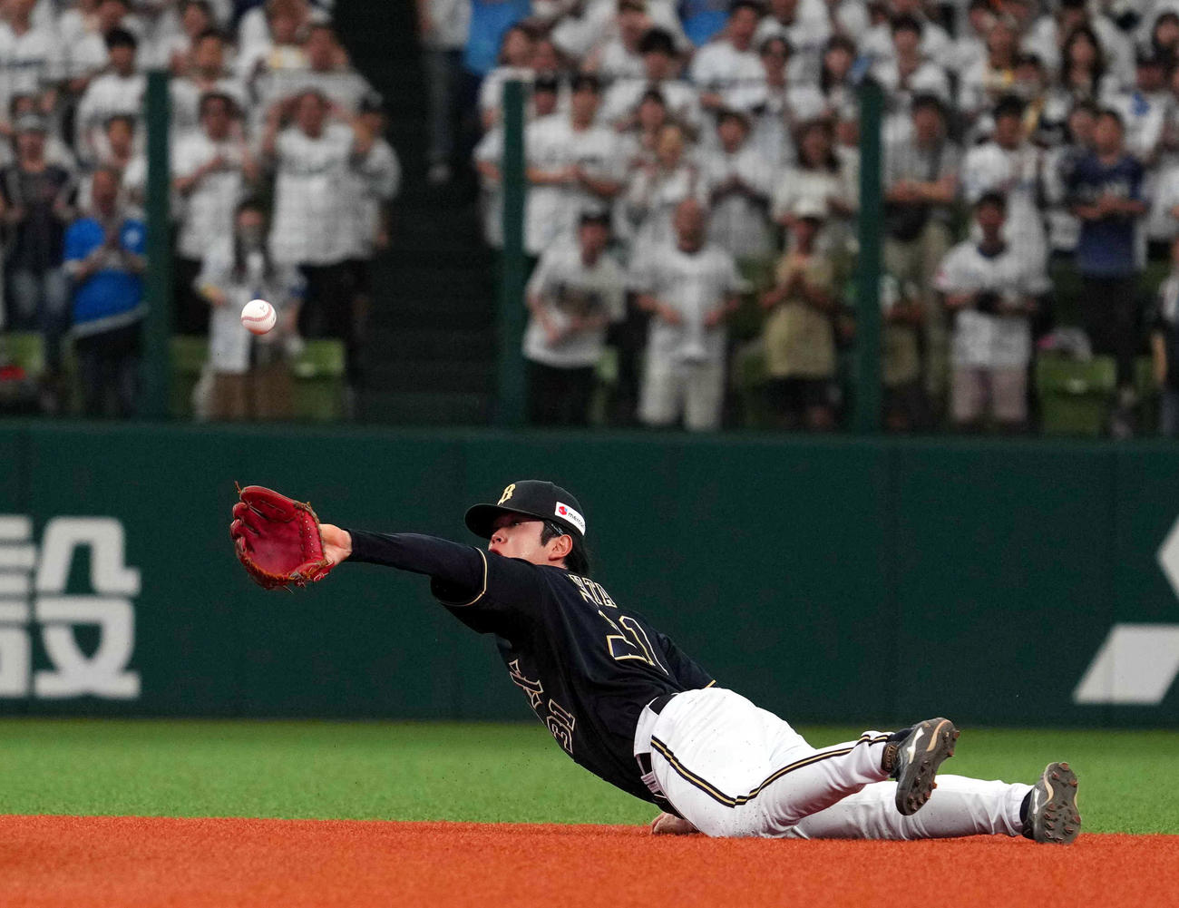 西武対オリックス　4回裏西武1死一塁、ネビンの二ゴロを好捕し、グラブトスで二塁へ送球する太田（撮影・狩俣裕三）