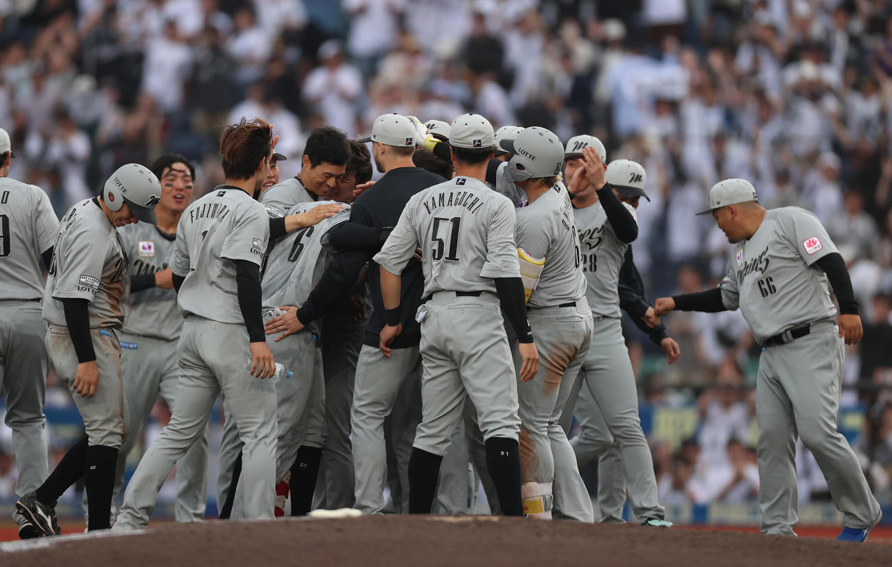 ロッテ対日本ハム　12回裏ロッテ1死一、二塁、西川（背番6）はサヨナラ適時二塁打を放ち仲間に祝福される（撮影・水谷安孝）