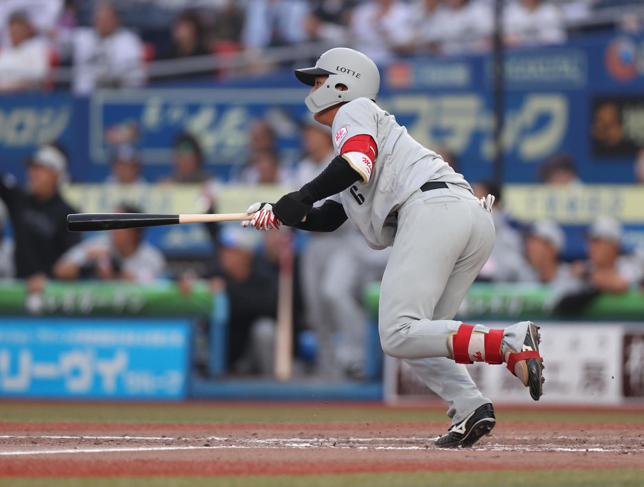 ロッテ対日本ハム　12回裏ロッテ1死一、二塁、サヨナラ適時二塁打を放つ西川（撮影・水谷安孝）
