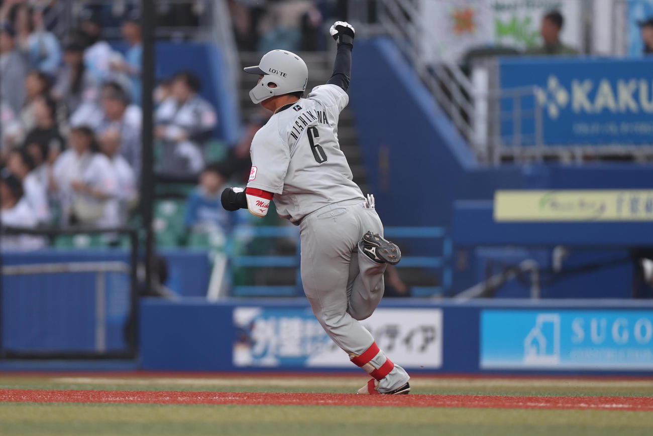 ロッテ対日本ハム　12回裏ロッテ1死一、二塁、サヨナラ適時二塁打を放つ西川（撮影・水谷安孝）