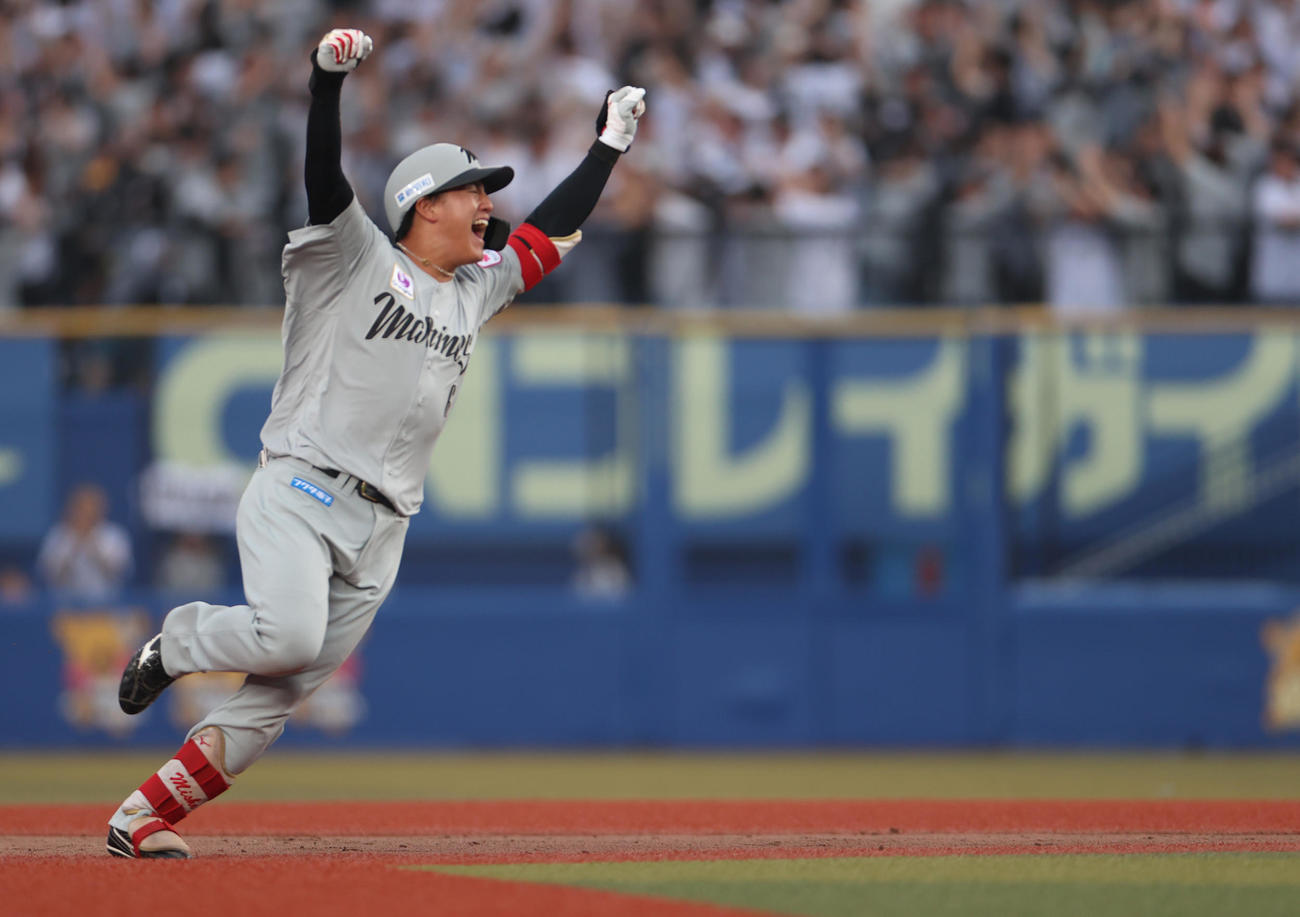 ロッテ対日本ハム　12回裏ロッテ1死一、二塁、サヨナラ適時二塁打を放つ西川（撮影・水谷安孝）