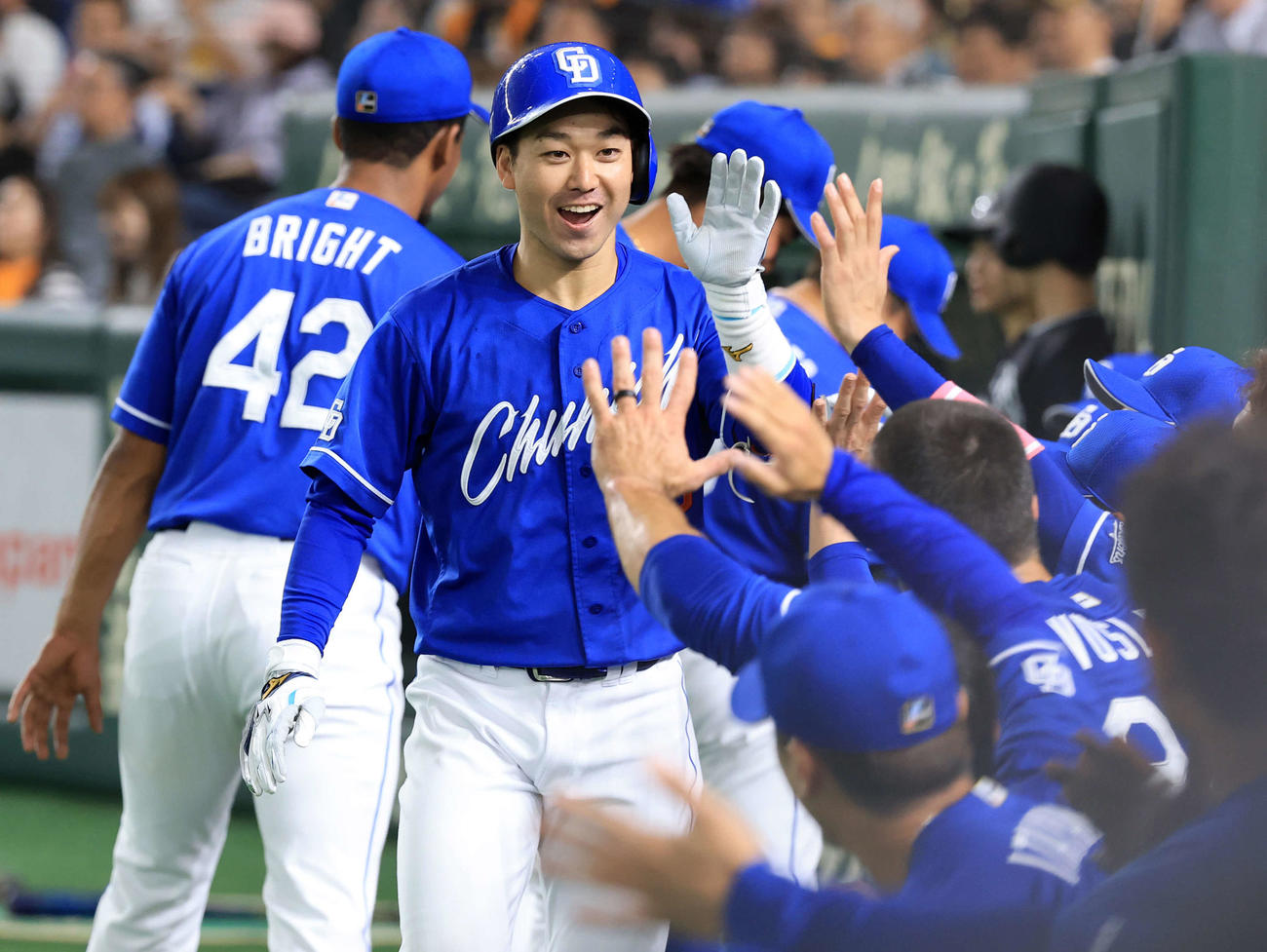 巨人対中日　5回表中日無死、山本は左越えソロ本塁打を放ちナインとハイタッチ（撮影・浅見桂子）