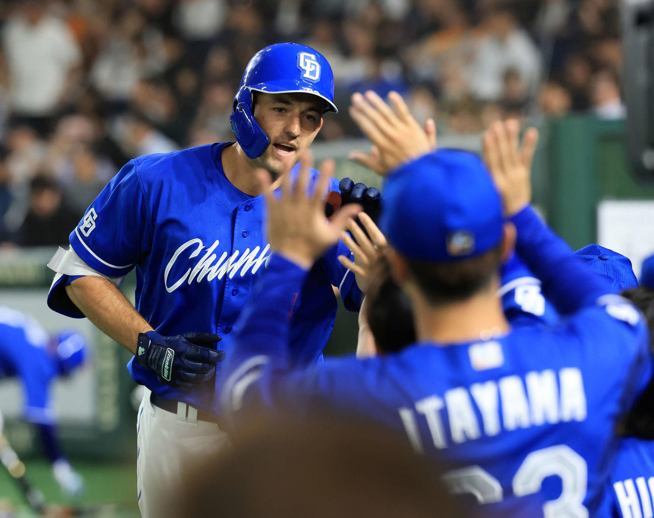 巨人対中日　8回表中日無死一塁、ボスラーは2点本塁打を放ちナインとハイタッチ（撮影・浅見桂子）