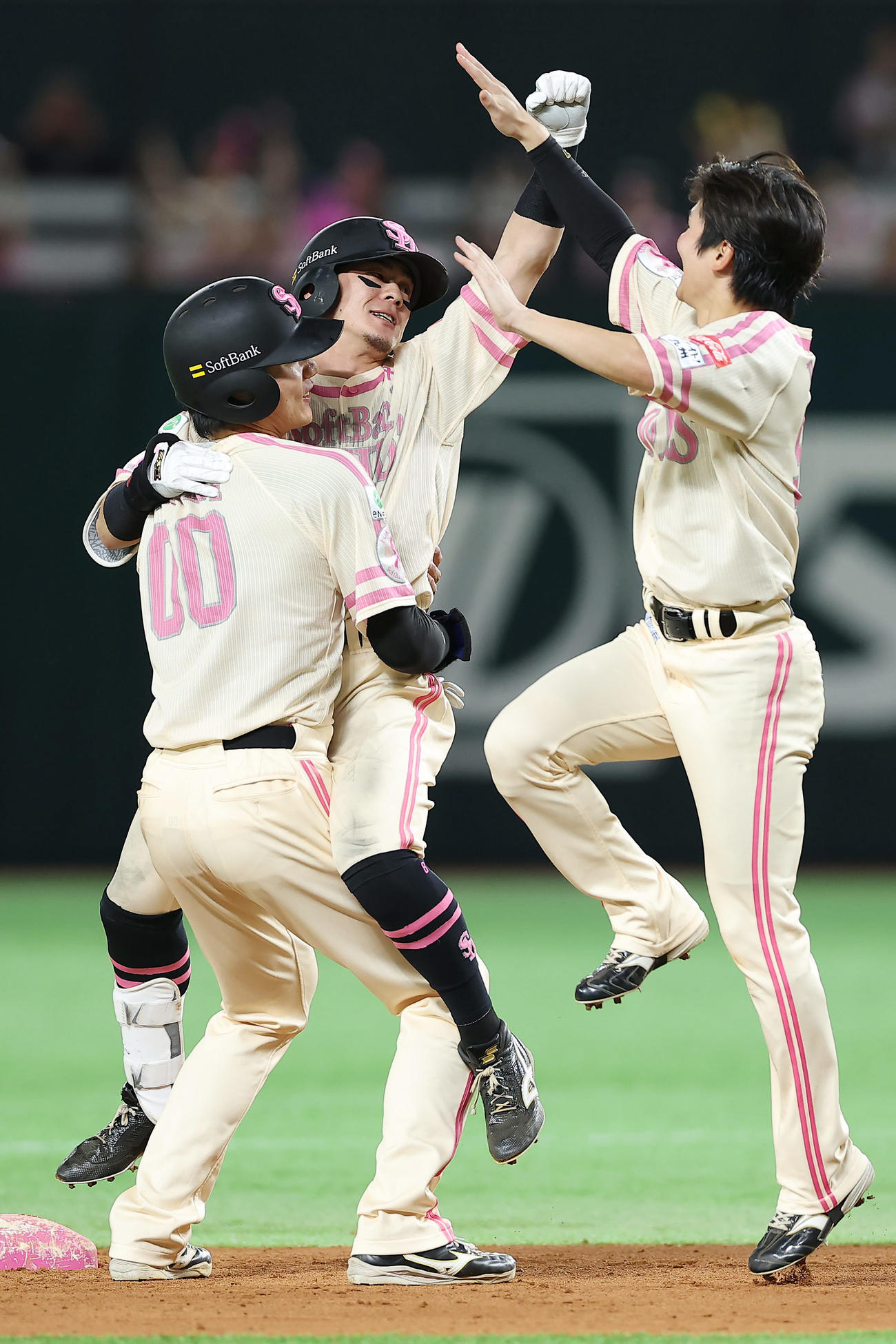 ソフトバンク対楽天　12回裏ソフトバンク1死満塁、右前へサヨナラ適時打を放ち、祝福される牧原大（中央）（撮影・前田充）