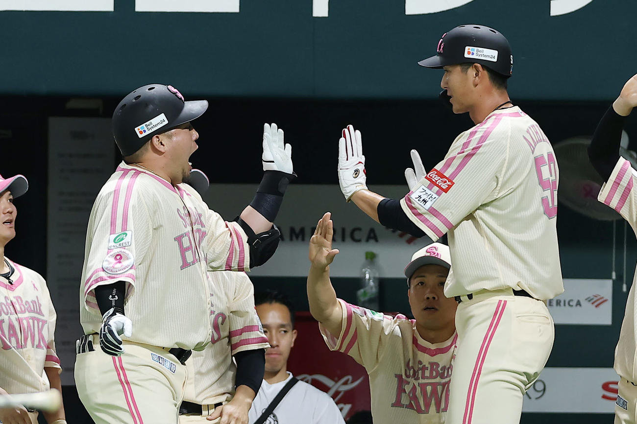 ソフトバンク対楽天　5回裏ソフトバンク1死三塁、山川（左）の先制犠飛で生還し、タッチを交わす秋広（撮影・前田充）