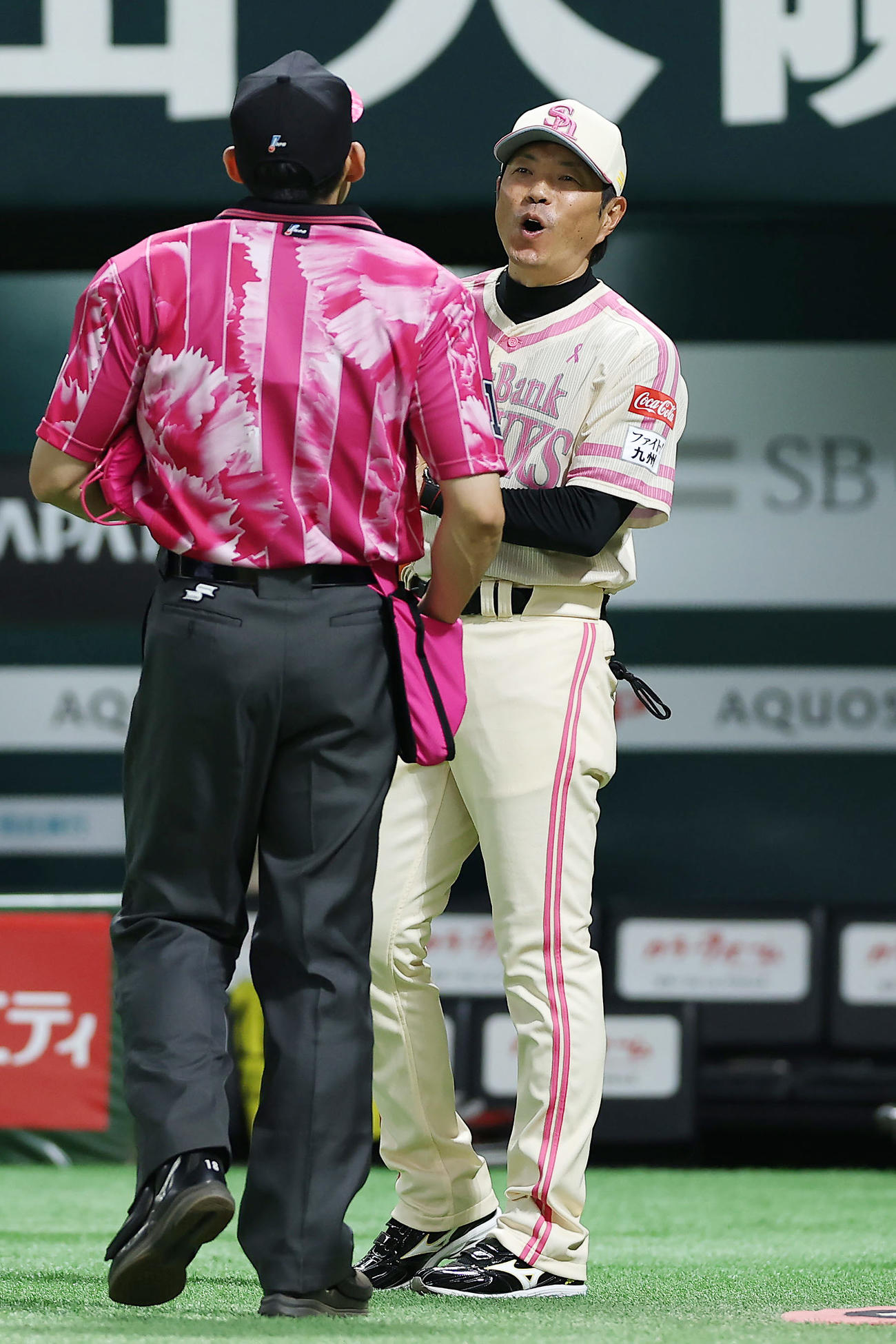 ソフトバンク対楽天　8回裏を終え、選手交代を告げるソフトバンク小久保監督（撮影・前田充）