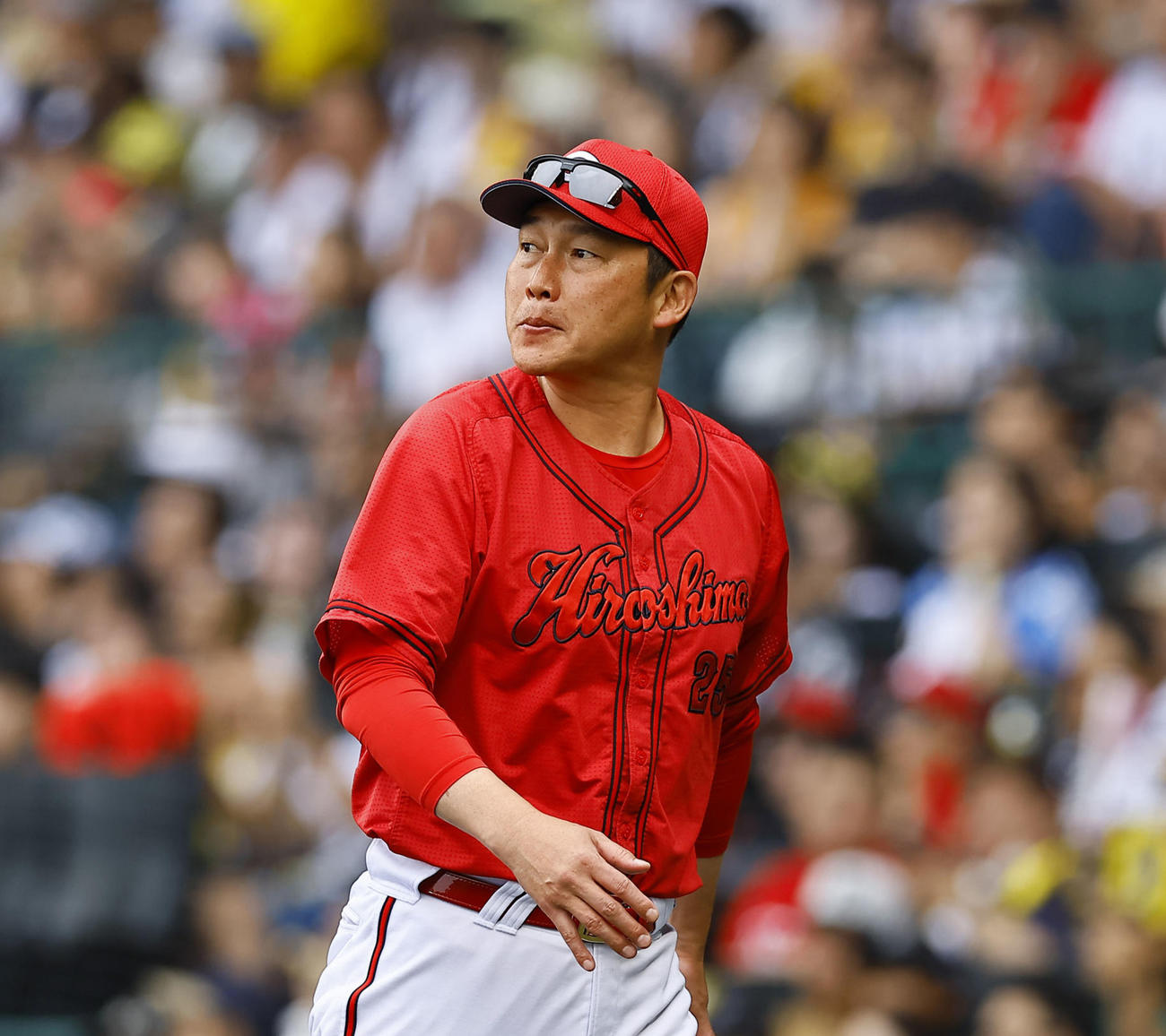 阪神対広島　6回途中、投手交代を告げた広島新井監督（撮影・藤尾明華）