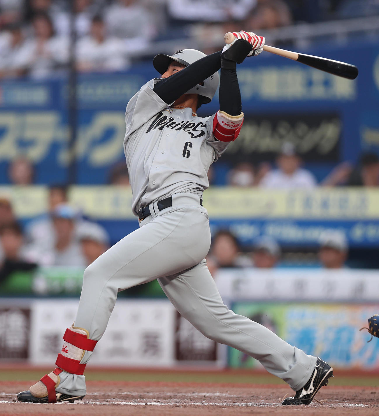 ロッテ対日本ハム　12回裏ロッテ1死一、二塁、サヨナラ適時二塁打を放つ西川（撮影・水谷安孝）