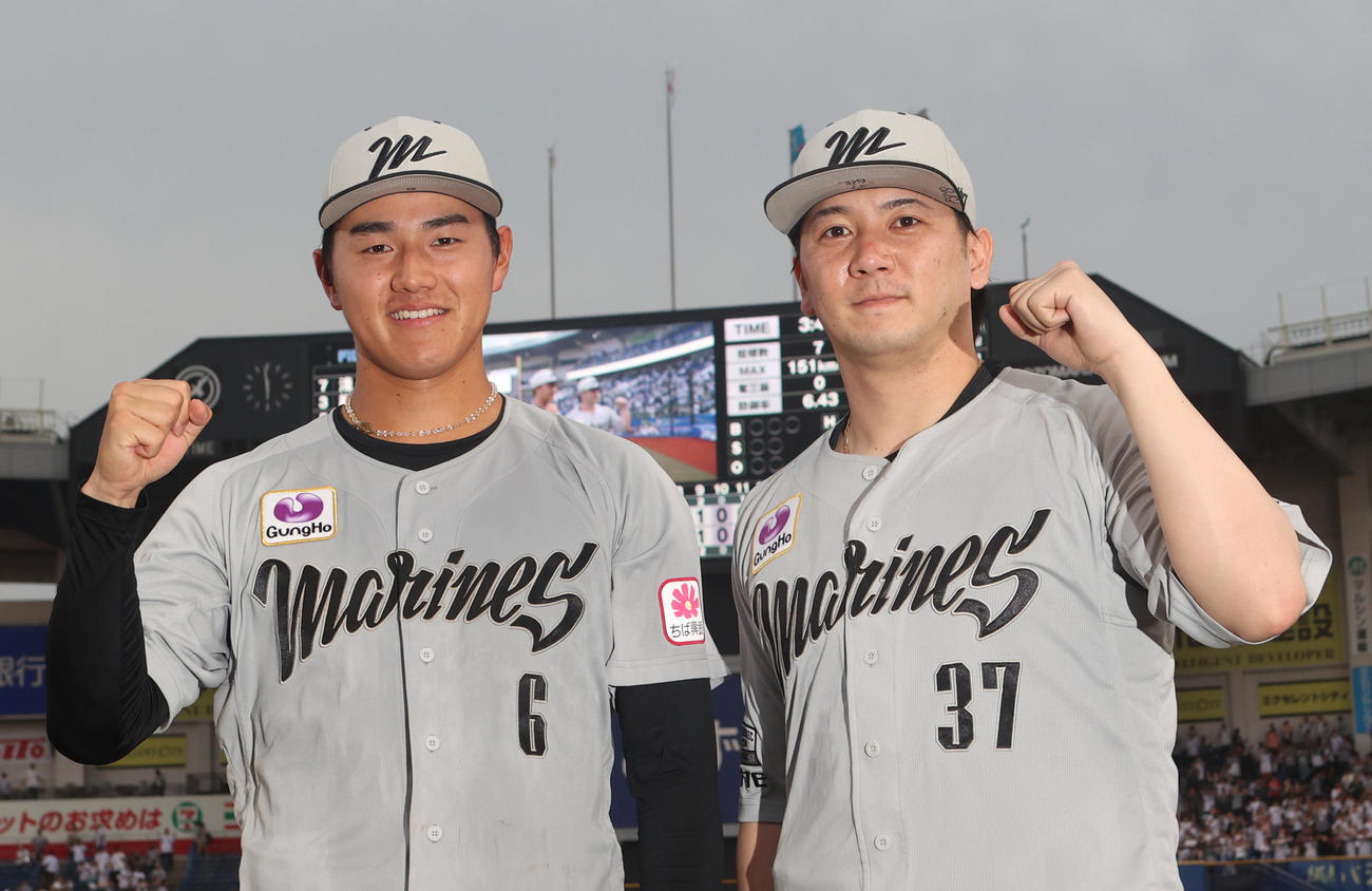 ロッテ対日本ハム　12回サヨナラ勝利し、お立ち台で笑顔を見せる西川史礁（左）と小野（撮影・水谷安孝）