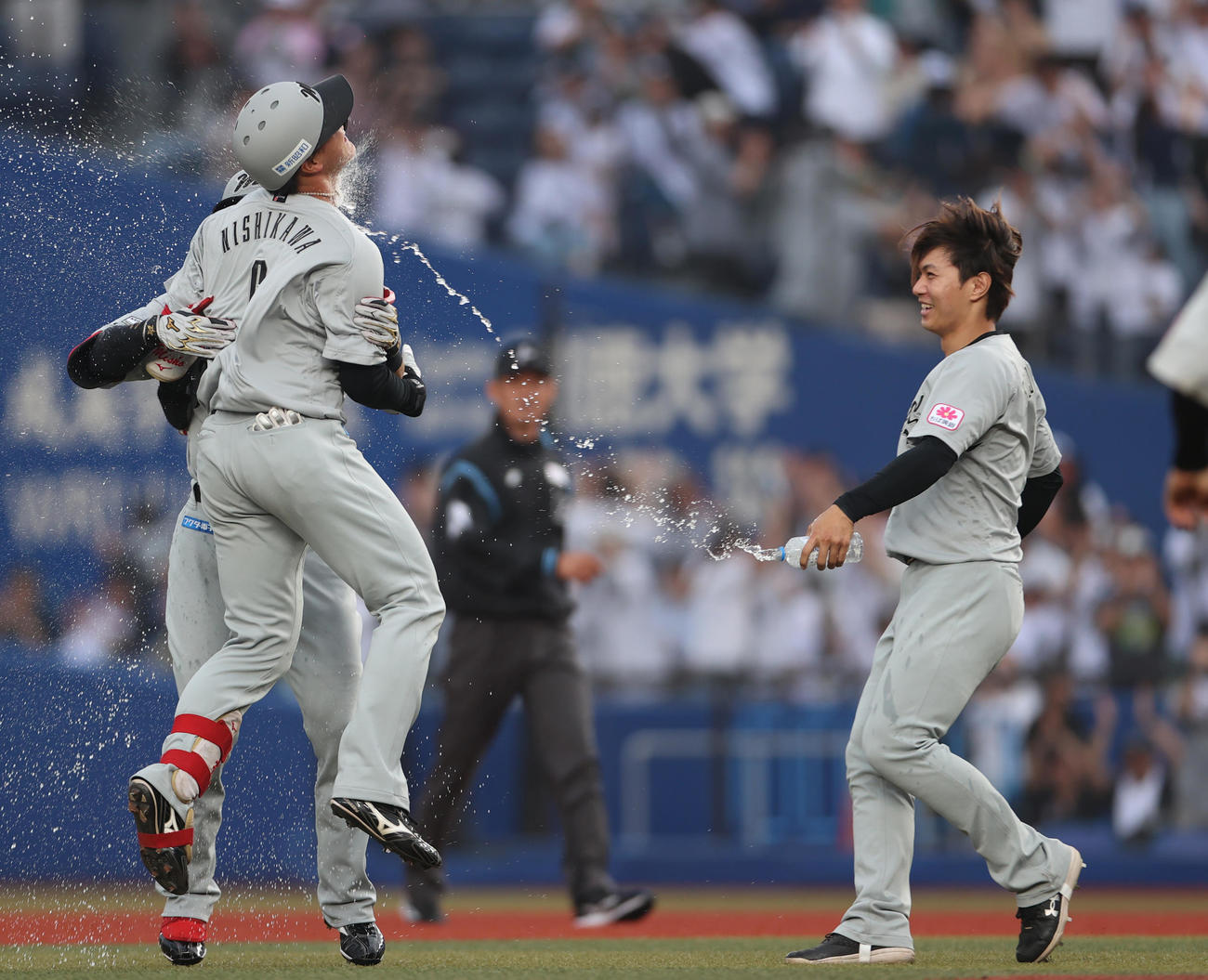 ロッテ対日本ハム　12回裏ロッテ1死一、二塁、西川（左）はサヨナラ適時二塁打を放ち仲間に祝福される（撮影・水谷安孝）