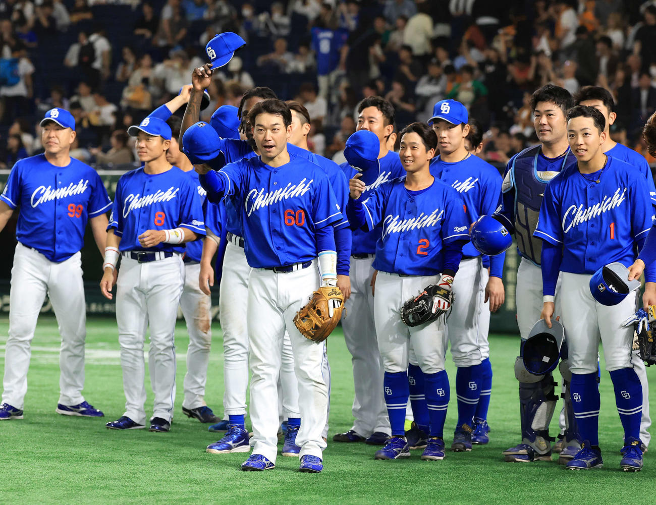 巨人対中日　勝利しスタンドにあいさつする山本（中央）ら中日の選手たち（撮影・浅見桂子）