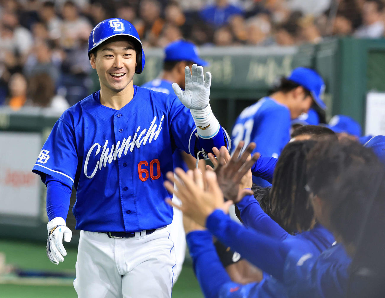 巨人対中日　5回表中日無死、山本は左越えソロ本塁打を放ちナインとハイタッチ（撮影・浅見桂子）