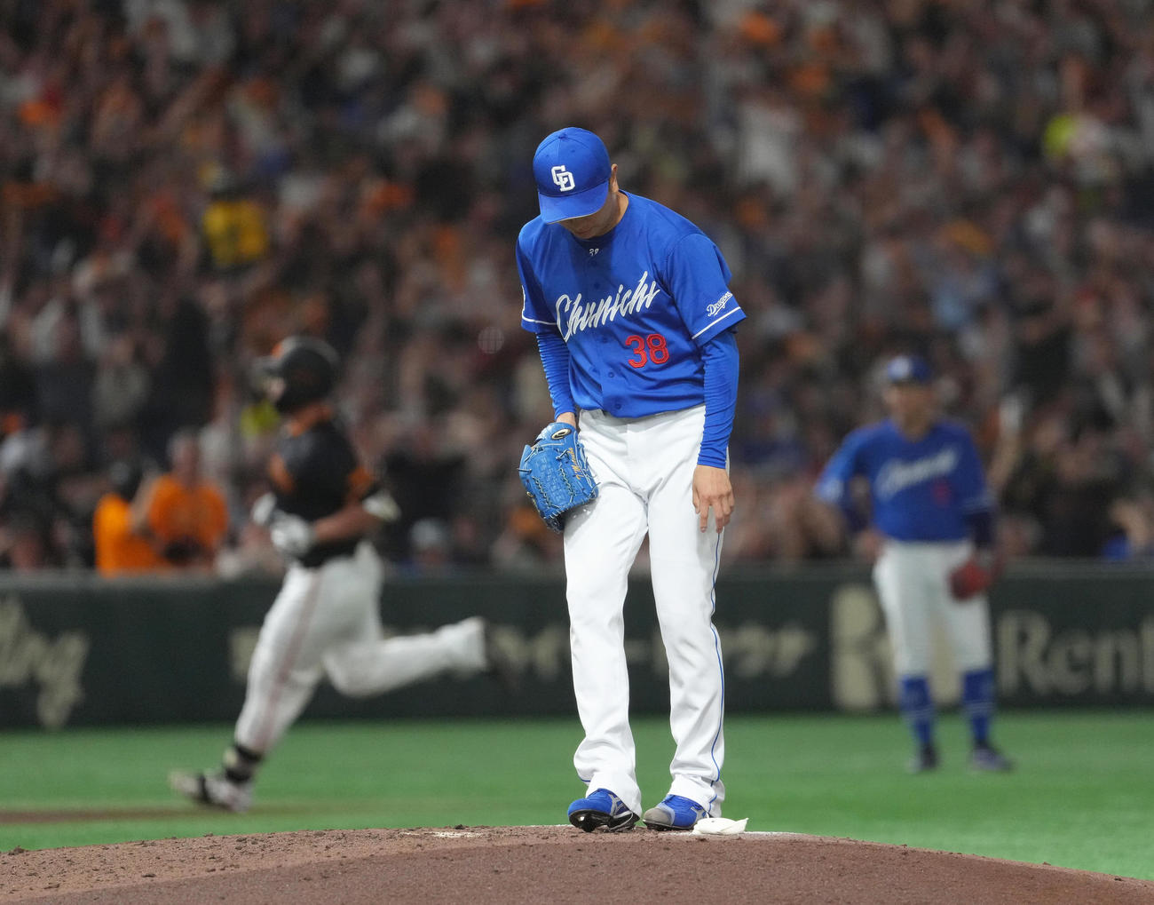 巨人対中日　5回裏巨人2死一、三塁、代打リチャードに3点本塁打を浴びた松葉（撮影・足立雅史）