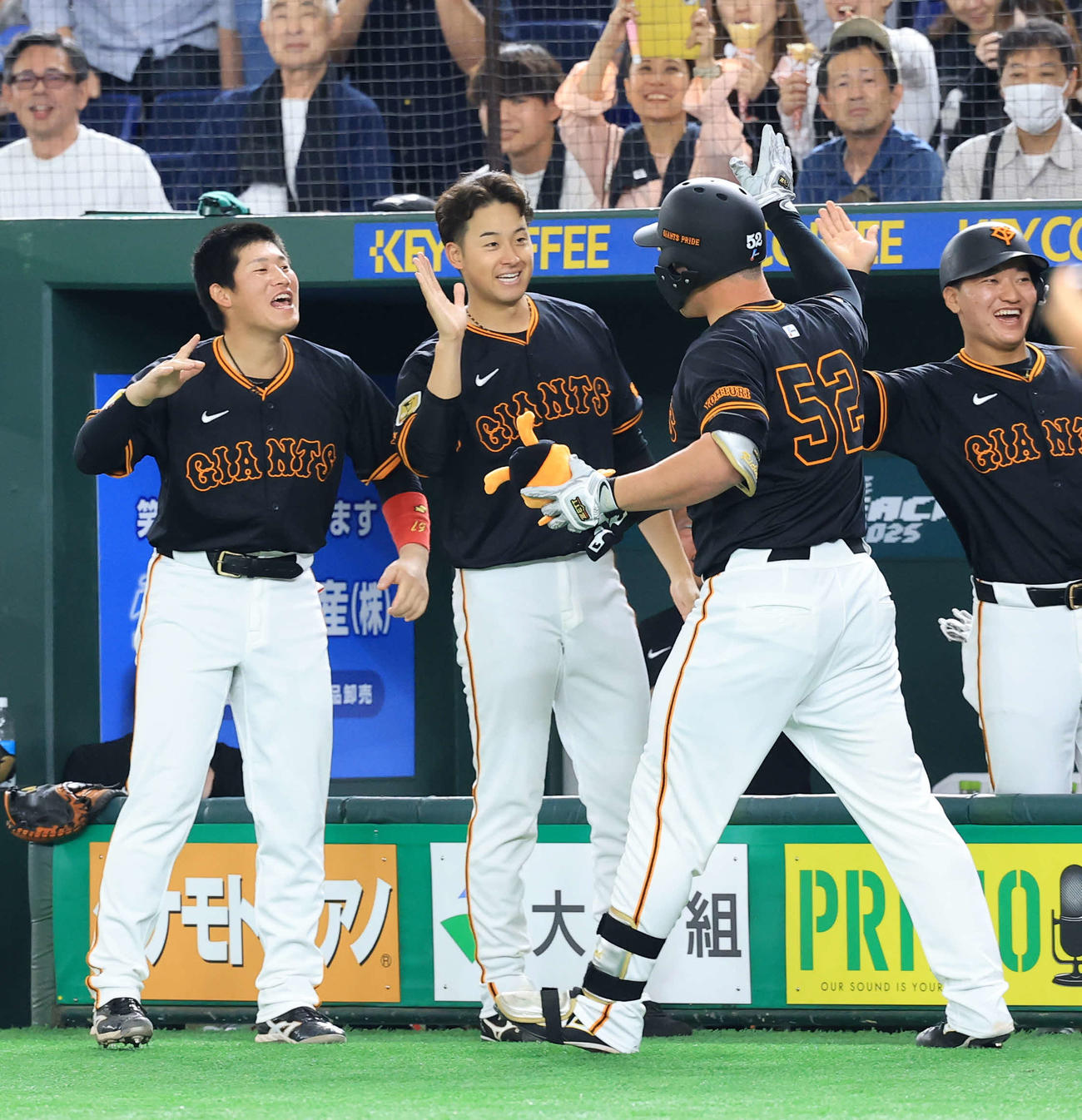 巨人対中日　5回裏巨人2死一、三塁、リチャード（右）が逆転3点本塁打を放ち笑顔で迎える堀田（中央）（撮影・浅見桂子）