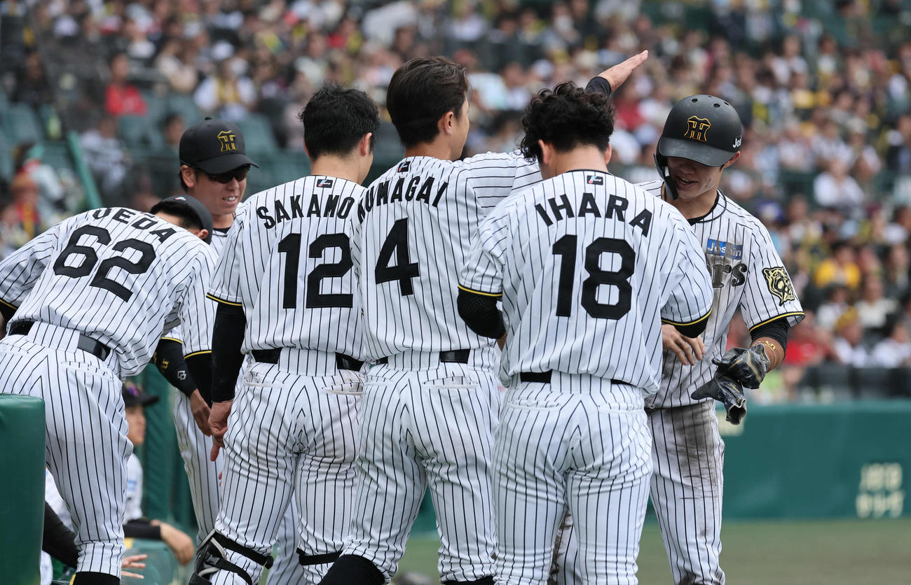 阪神対広島　6回裏阪神1死二塁、中野は森下の左翼へ勝ち越し適時打で生還する（撮影・宮崎幸一）
