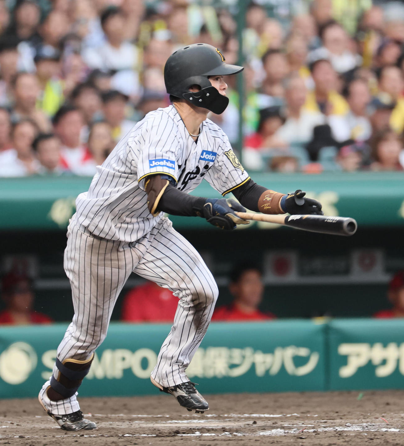 阪神対広島　7回裏阪神2死二、三塁、中野は二塁へ適時内野安打を放つ（撮影・宮崎幸一）