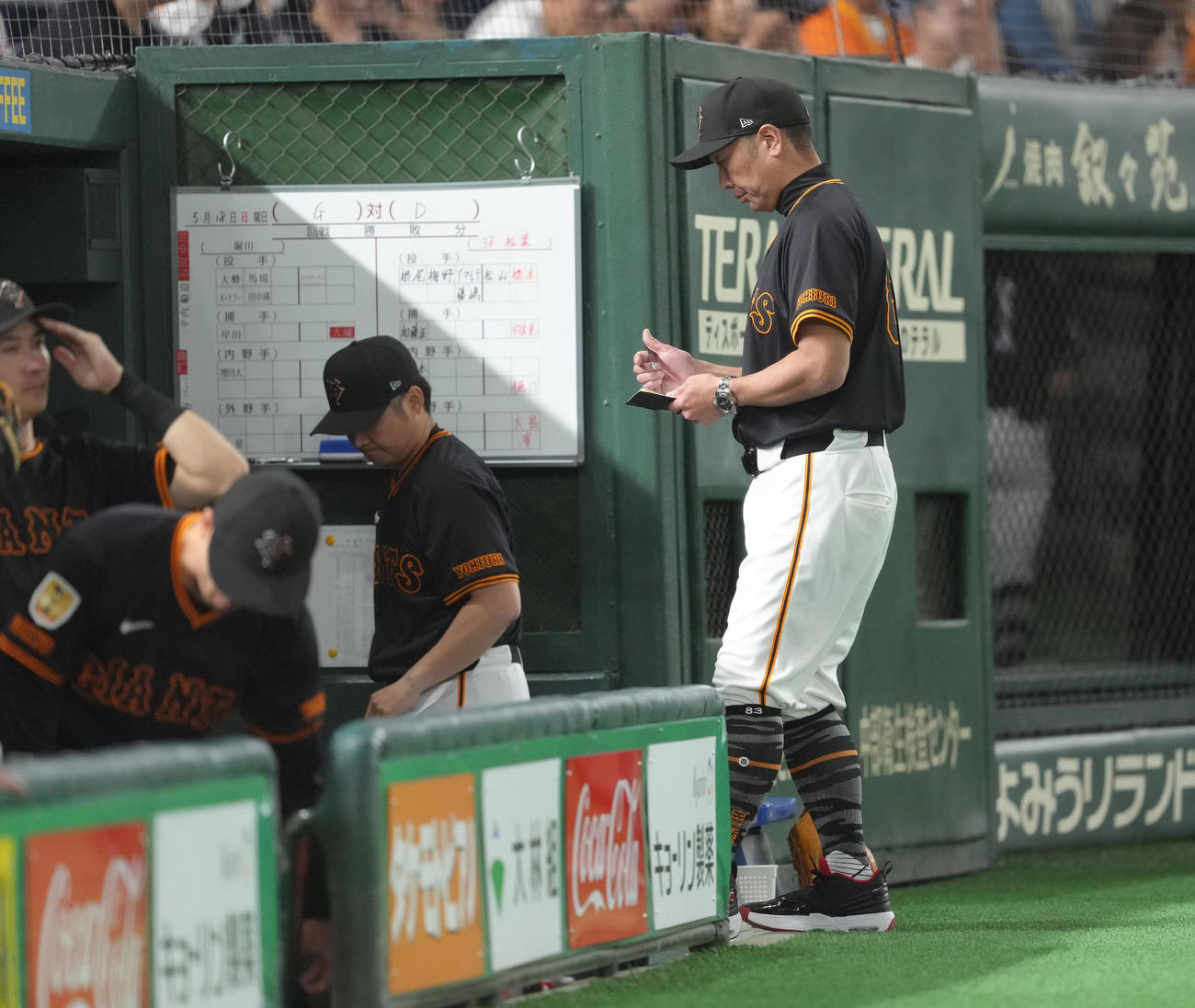 巨人対中日　選手交代を告げベンチに戻る巨人阿部監督（右）（撮影・足立雅史）