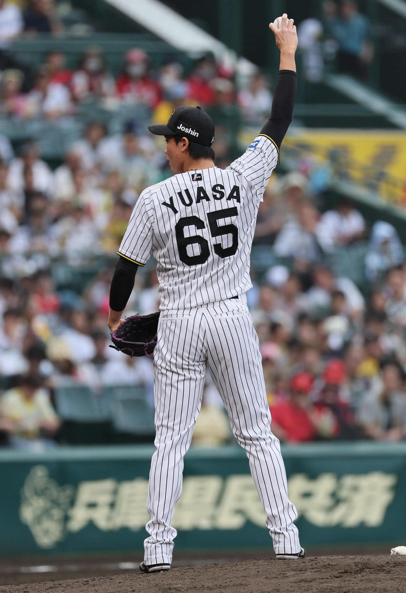阪神対広島　7回表を抑えた湯浅は、藤川監督の様に右手を回す（撮影・宮崎幸一）