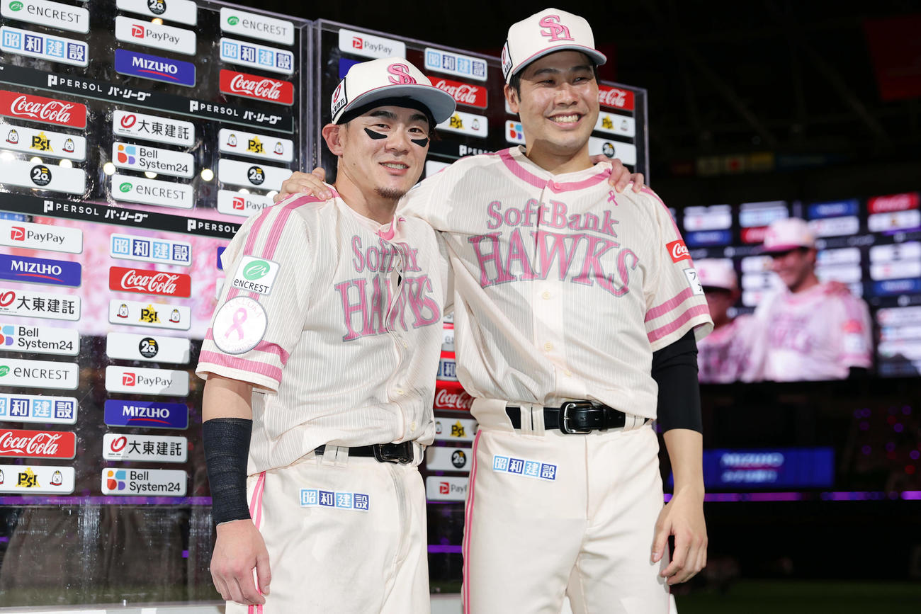 ソフトバンク対楽天　楽天にサヨナラ勝ちし、お立ち台で笑顔を見せるソフトバンク牧原大（左）と藤井（撮影・前田充）