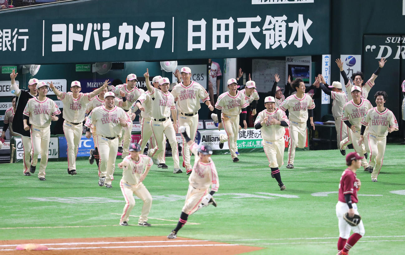 ソフトバンク対楽天　延長12回裏ソフトバンク1死満塁、牧原大成はサヨナラとなる右前適時打を放ちガッツポーズ、大喜びのナイン（撮影・梅根麻紀）