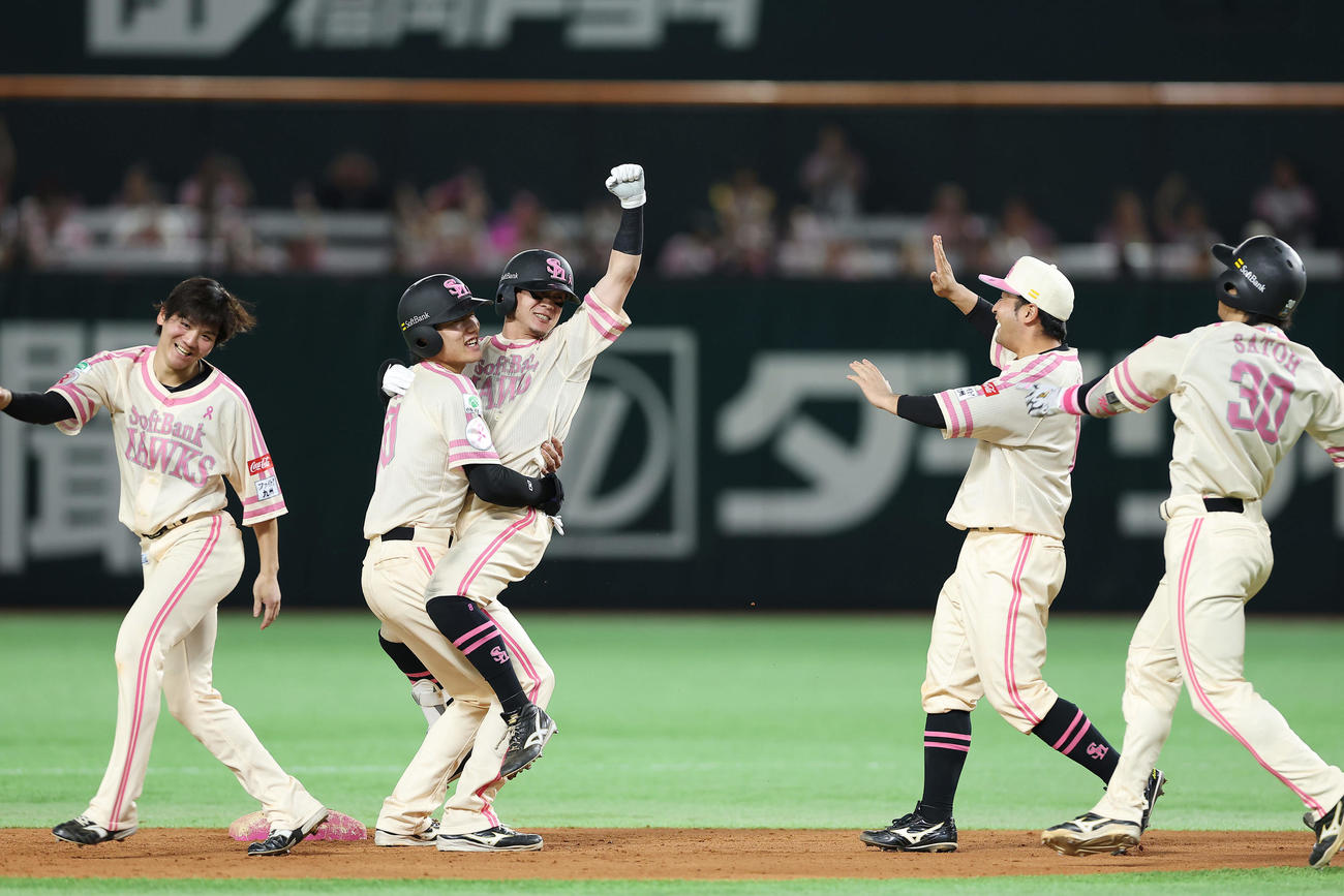 ソフトバンク対楽天　12回裏ソフトバンク1死満塁、右前へサヨナラ適時打を放ち、祝福される牧原大（中央）（撮影・前田充）