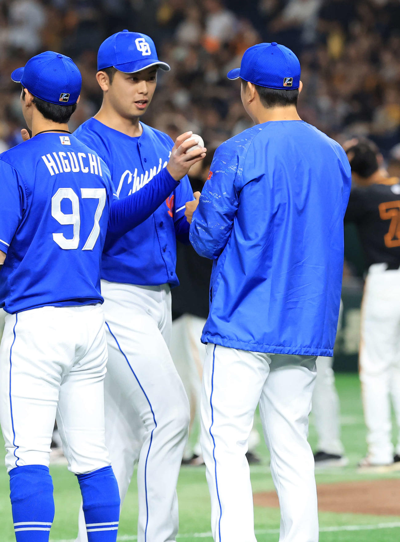 巨人対中日　最後を締めた中日松山（奥）は松葉（右）にウイニングボールを渡す（撮影・浅見桂子）