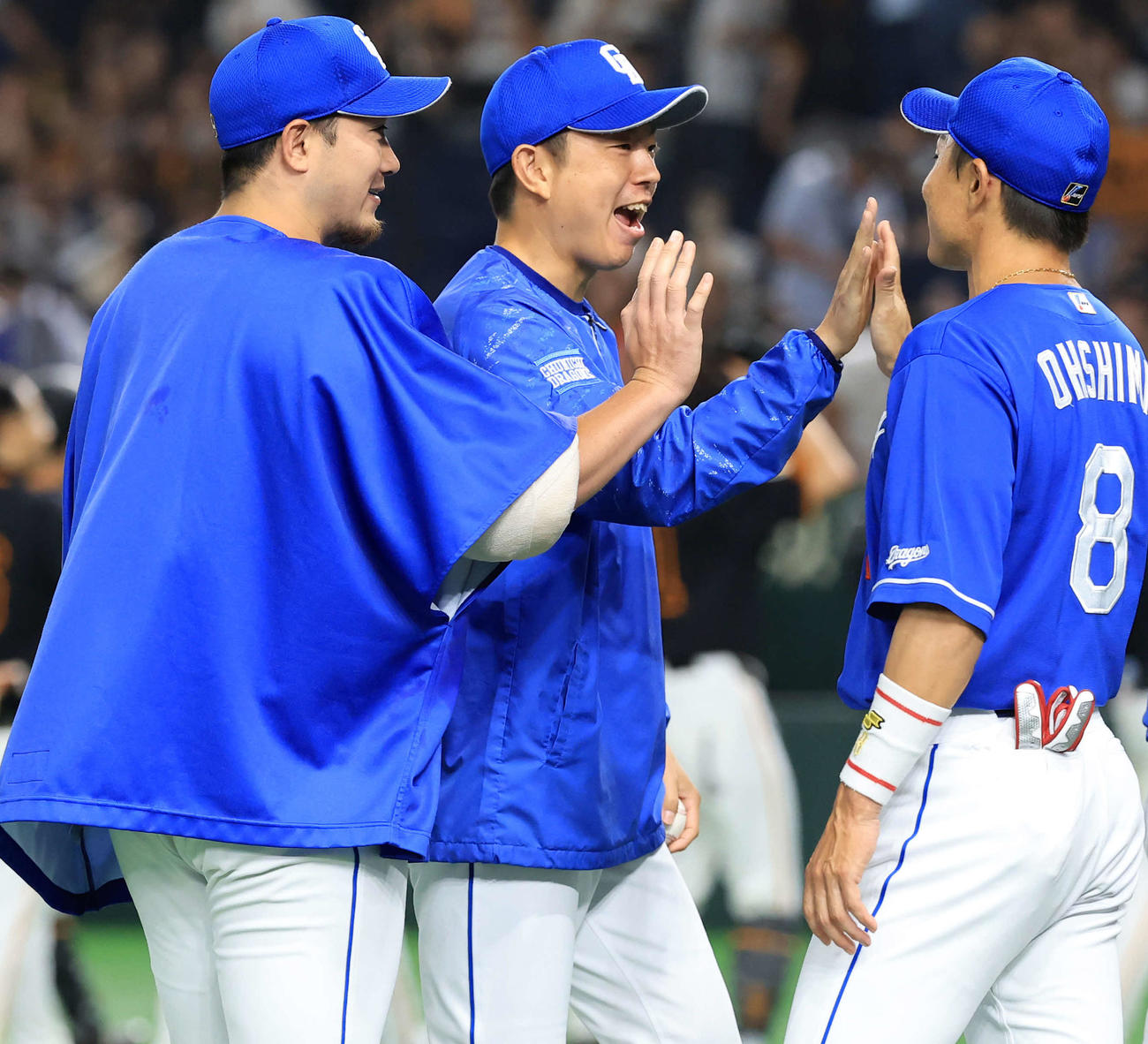 巨人対中日　勝利投手の中日松葉は笑顔でナインとハイタッチ（撮影・浅見桂子）
