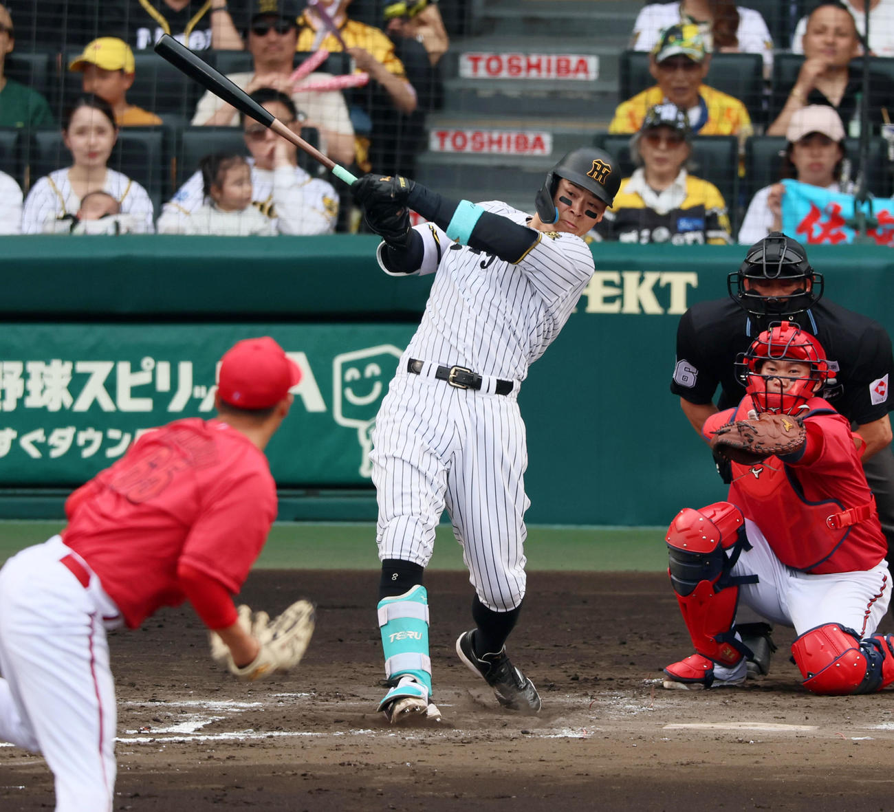 阪神対広島　6回裏阪神1死一塁、佐藤輝は右前打を放つ。投手玉村（撮影・加藤哉）