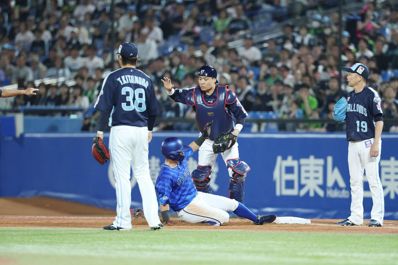 ヤクルト対DeNA 5回表DeNA無死一塁、飛び出すもセーフになる一塁走者林（撮影・宮地輝）