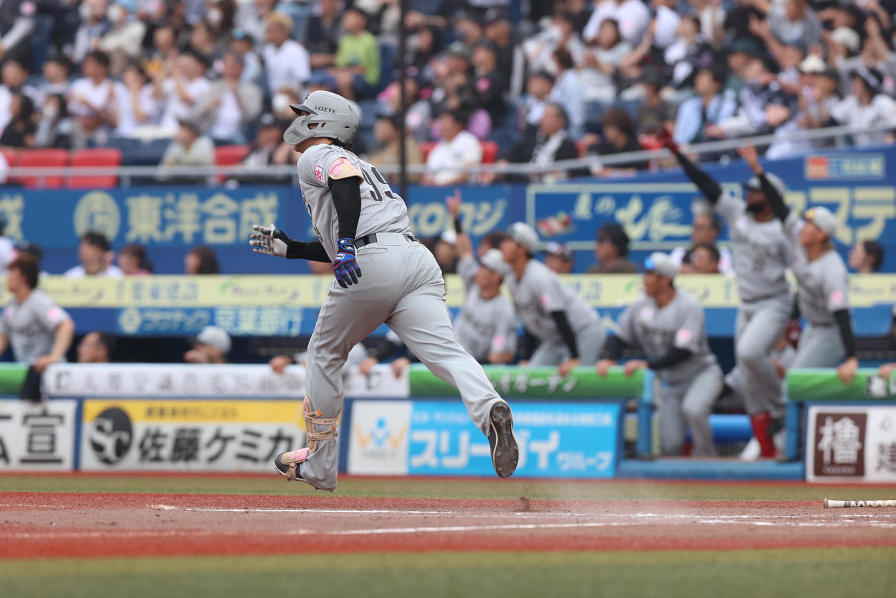 ロッテ対日本ハム　9回裏ロッテ2死、ソロ本塁打を放つソト（撮影・水谷安孝）