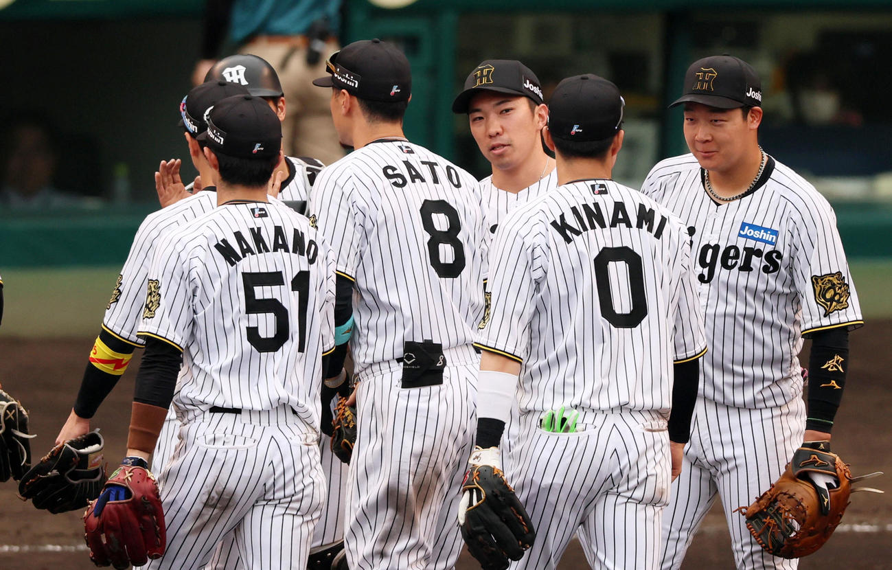 阪神対広島　広島に勝利しナインとタッチする石井（撮影・加藤哉）
