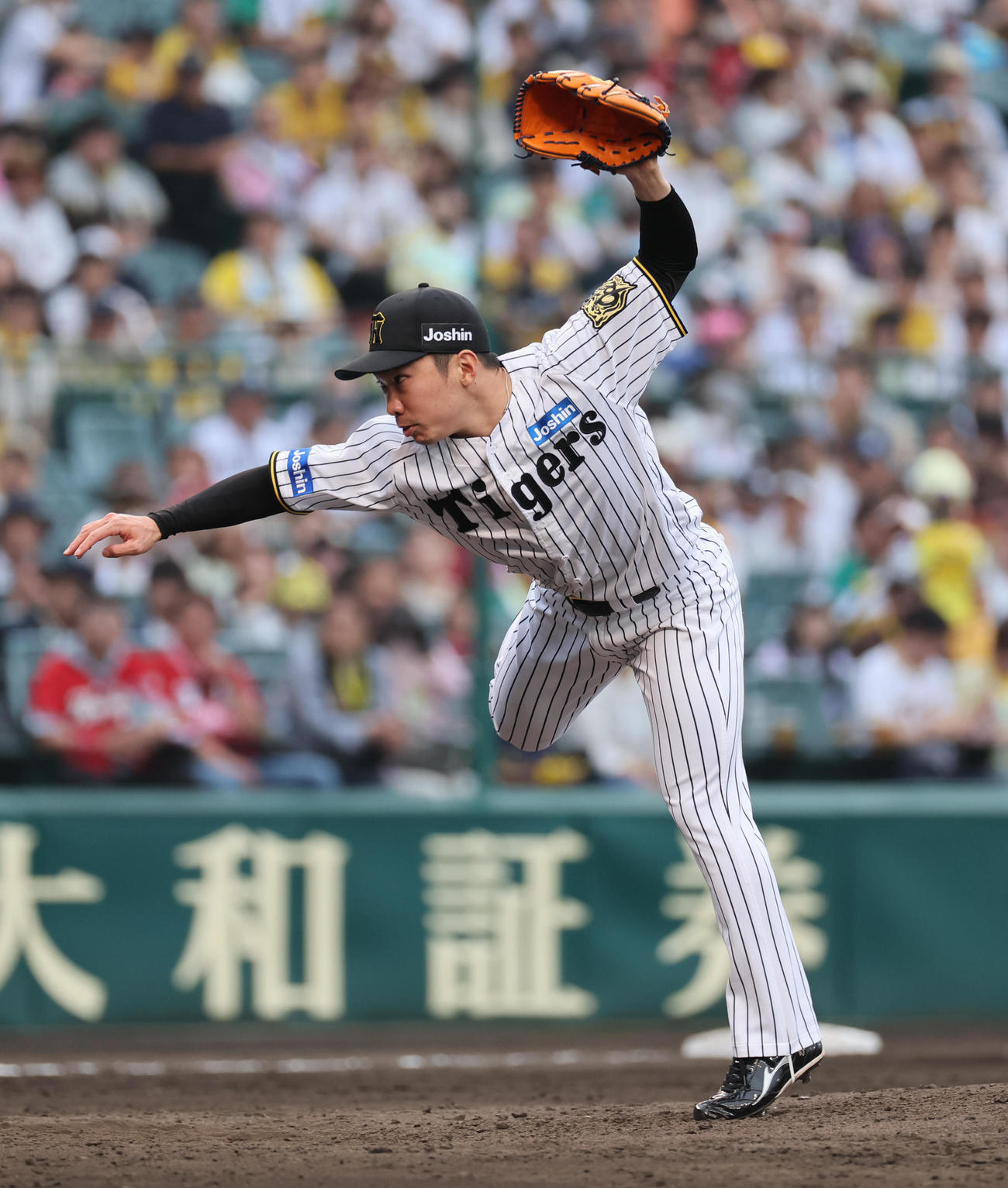 阪神対広島　最後を締めた石井（撮影・宮崎幸一）
