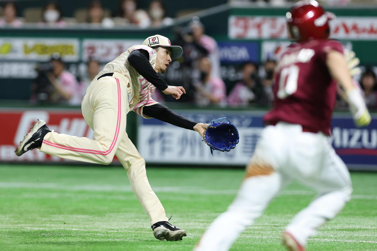 ソフトバンク対楽天　3回表楽天1死一、三塁、中島のスクイズを本塁へグラブトスする上沢（撮影・前田充）