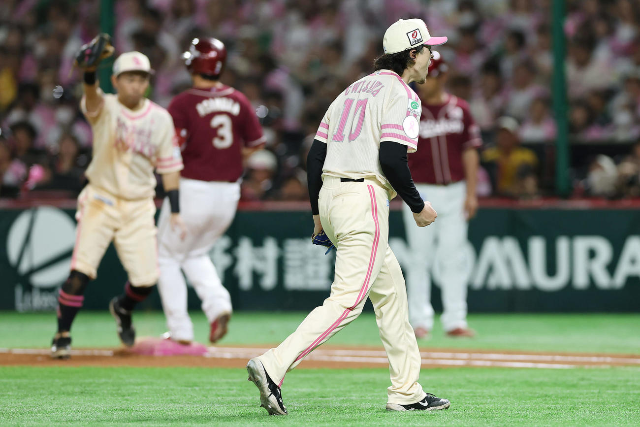 ソフトバンク対楽天　7回表楽天1死一塁、浅村（左から2人目）を遊ゴロ併殺に仕留めた上沢（手前）（撮影・前田充）