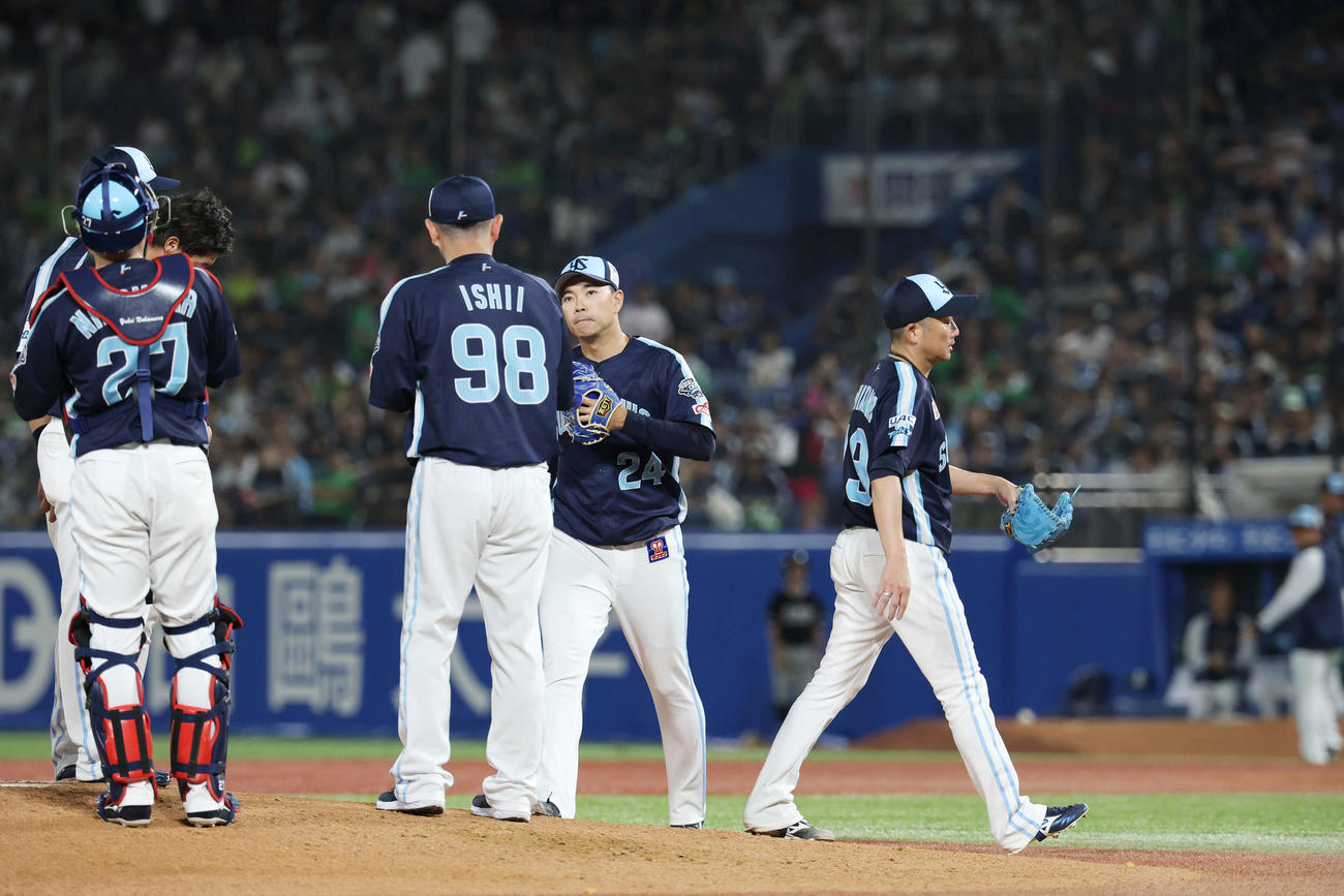 ヤクルト対DeNA 5回表途中、この回6失点し降板するヤクルト石川（右）（撮影・宮地輝）
